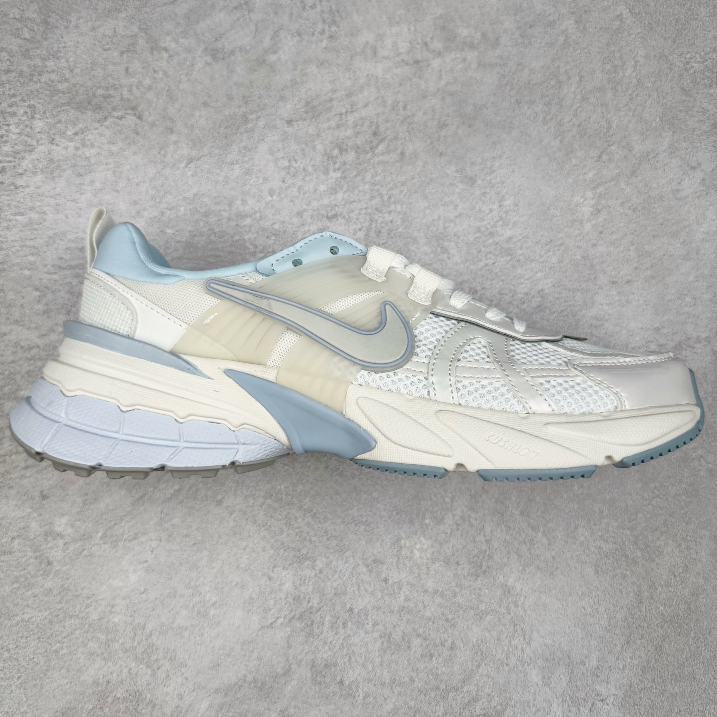 图片[5]-＃福利特价 NK V2K Runtekk 减震防滑低帮 复古老爹鞋跑步鞋 鞋款被命名为 Runtekk 设计上借鉴了 2000 年的跑鞋风格 配色上以金属银为主调 简练又有复古运动气质 材质上使用大面积网眼、皮革、TPU 组成 支撑和透气性肯定不错 中底处由 Cushlon 泡绵打造 保证在压马路时可以提供优秀脚感 并通过一手做旧氧化效果突出复古感 中底造型很容易让大家联想到巴黎世家3XL 增高效果同样不能忽视 尺码：36 36.5 37.5 38 38.5 39 40 40.5 41 42 42.5 43 44 44.5 45-选品中心