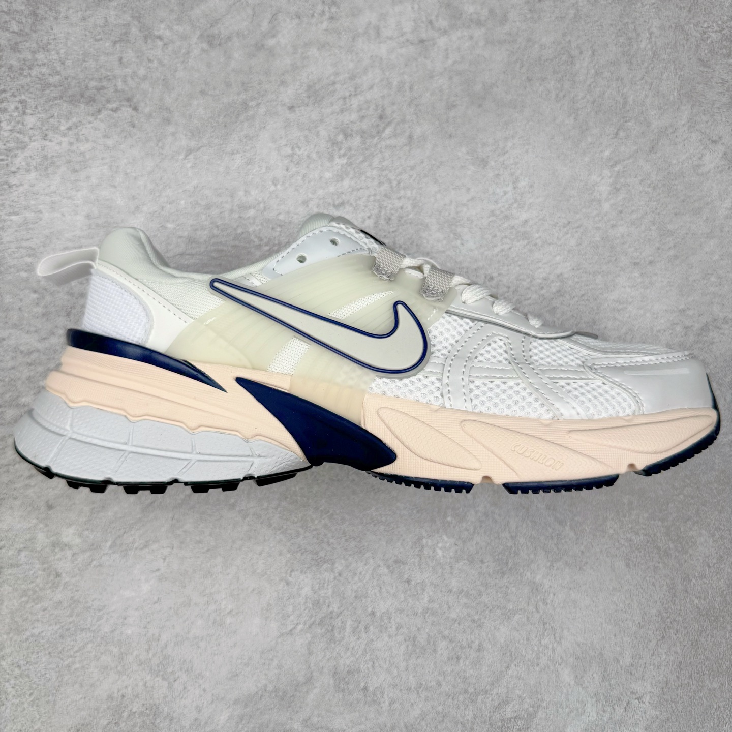 图片[8]-＃福利特价 NK V2K Runtekk 减震防滑低帮 复古老爹鞋跑步鞋 鞋款被命名为 Runtekk 设计上借鉴了 2000 年的跑鞋风格 配色上以金属银为主调 简练又有复古运动气质 材质上使用大面积网眼、皮革、TPU 组成 支撑和透气性肯定不错 中底处由 Cushlon 泡绵打造 保证在压马路时可以提供优秀脚感 并通过一手做旧氧化效果突出复古感 中底造型很容易让大家联想到巴黎世家3XL 增高效果同样不能忽视 尺码：36 36.5 37.5 38 38.5 39 40 40.5 41 42 42.5 43 44 44.5 45-选品中心