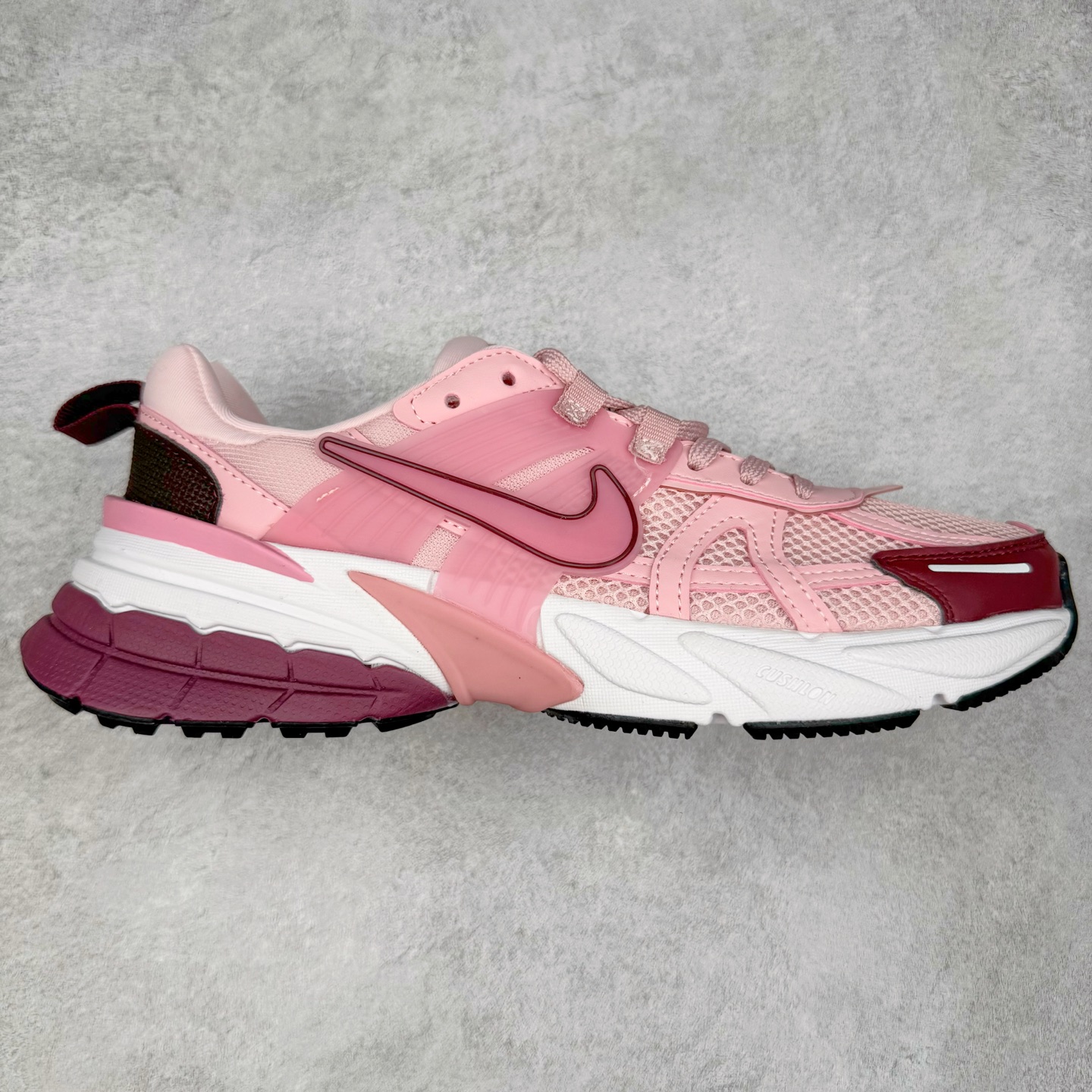 ＃福利特价 NK V2K Runtekk 减震防滑低帮 复古老爹鞋跑步鞋 鞋款被命名为 Runtekk 设计上借鉴了 2000 年的跑鞋风格 配色上以金属银为主调 简练又有复古运动气质 材质上使用大面积网眼、皮革、TPU 组成 支撑和透气性肯定不错 中底处由 Cushlon 泡绵打造 保证在压马路时可以提供优秀脚感 并通过一手做旧氧化效果突出复古感 中底造型很容易让大家联想到巴黎世家3XL 增高效果同样不能忽视 尺码：36 36.5 37.5 38 38.5 39 40 40.5 41 42 42.5 43 44 44.5 45-选品中心