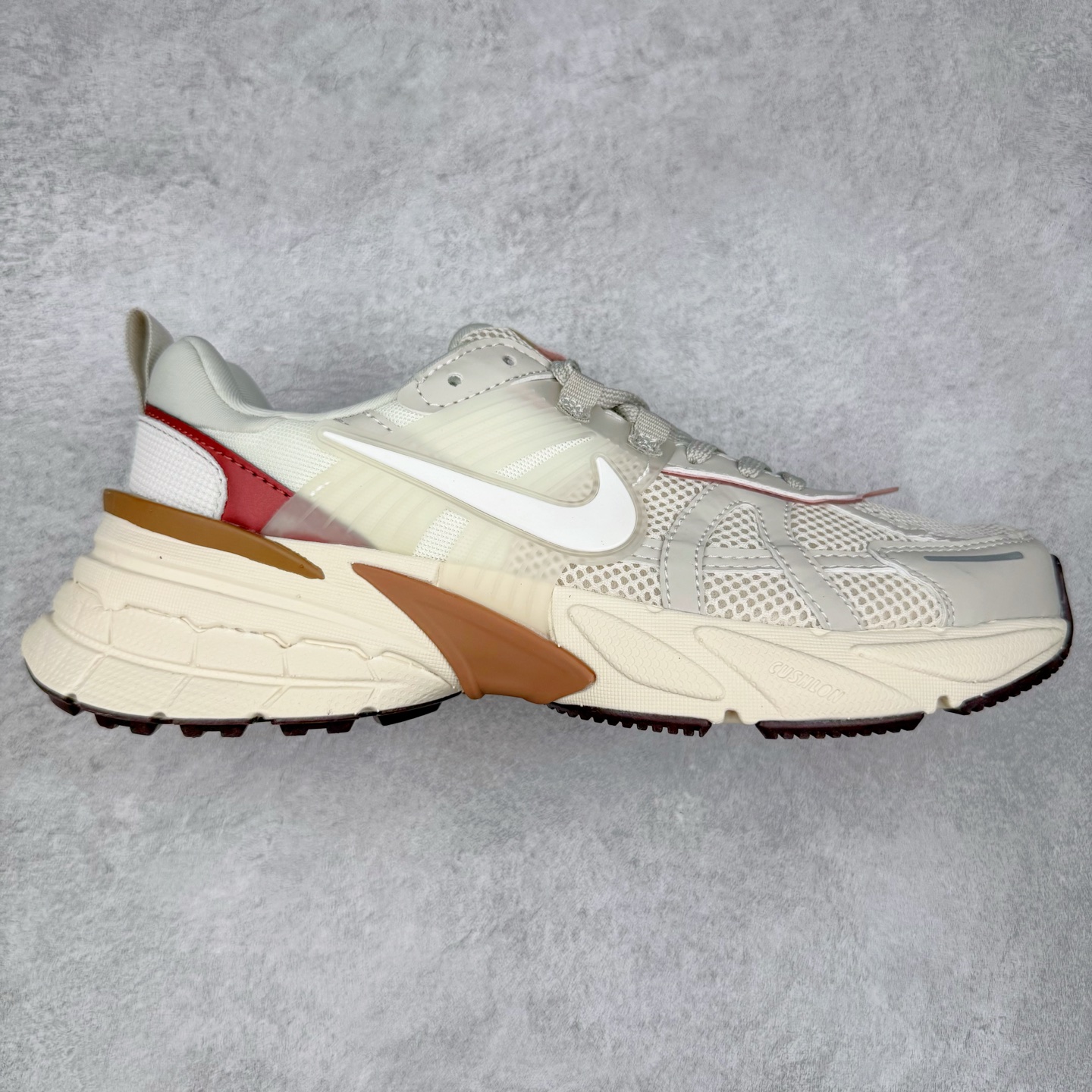 图片[3]-＃福利特价 NK V2K Runtekk 减震防滑低帮 复古老爹鞋跑步鞋 鞋款被命名为 Runtekk 设计上借鉴了 2000 年的跑鞋风格 配色上以金属银为主调 简练又有复古运动气质 材质上使用大面积网眼、皮革、TPU 组成 支撑和透气性肯定不错 中底处由 Cushlon 泡绵打造 保证在压马路时可以提供优秀脚感 并通过一手做旧氧化效果突出复古感 中底造型很容易让大家联想到巴黎世家3XL 增高效果同样不能忽视 尺码：36 36.5 37.5 38 38.5 39 40 40.5 41 42 42.5 43 44 44.5 45-选品中心