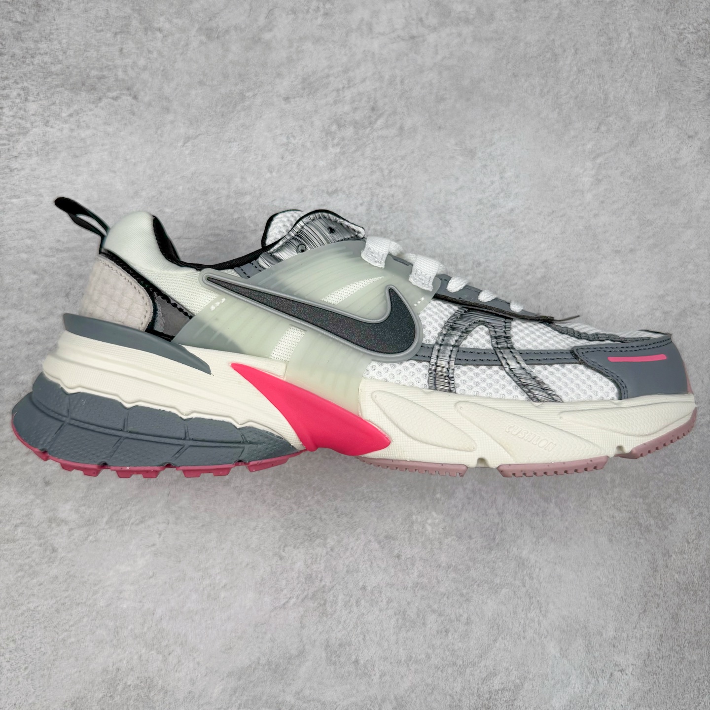 图片[9]-＃福利特价 NK V2K Runtekk 减震防滑低帮 复古老爹鞋跑步鞋 鞋款被命名为 Runtekk 设计上借鉴了 2000 年的跑鞋风格 配色上以金属银为主调 简练又有复古运动气质 材质上使用大面积网眼、皮革、TPU 组成 支撑和透气性肯定不错 中底处由 Cushlon 泡绵打造 保证在压马路时可以提供优秀脚感 并通过一手做旧氧化效果突出复古感 中底造型很容易让大家联想到巴黎世家3XL 增高效果同样不能忽视 尺码：36 36.5 37.5 38 38.5 39 40 40.5 41 42 42.5 43 44 44.5 45-选品中心