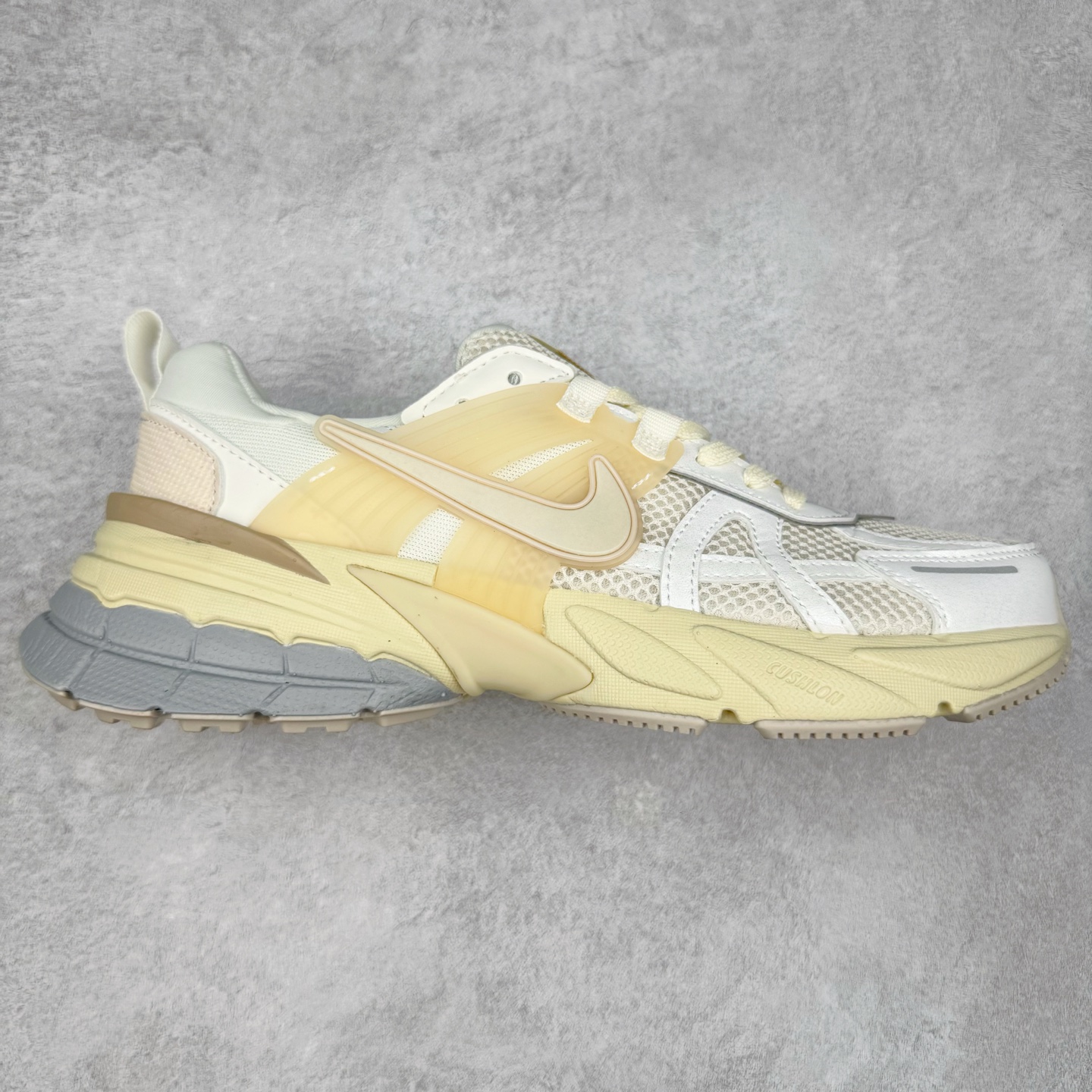 图片[2]-＃福利特价 NK V2K Runtekk 减震防滑低帮 复古老爹鞋跑步鞋 鞋款被命名为 Runtekk 设计上借鉴了 2000 年的跑鞋风格 配色上以金属银为主调 简练又有复古运动气质 材质上使用大面积网眼、皮革、TPU 组成 支撑和透气性肯定不错 中底处由 Cushlon 泡绵打造 保证在压马路时可以提供优秀脚感 并通过一手做旧氧化效果突出复古感 中底造型很容易让大家联想到巴黎世家3XL 增高效果同样不能忽视 尺码：36 36.5 37.5 38 38.5 39 40 40.5 41 42 42.5 43 44 44.5 45-选品中心