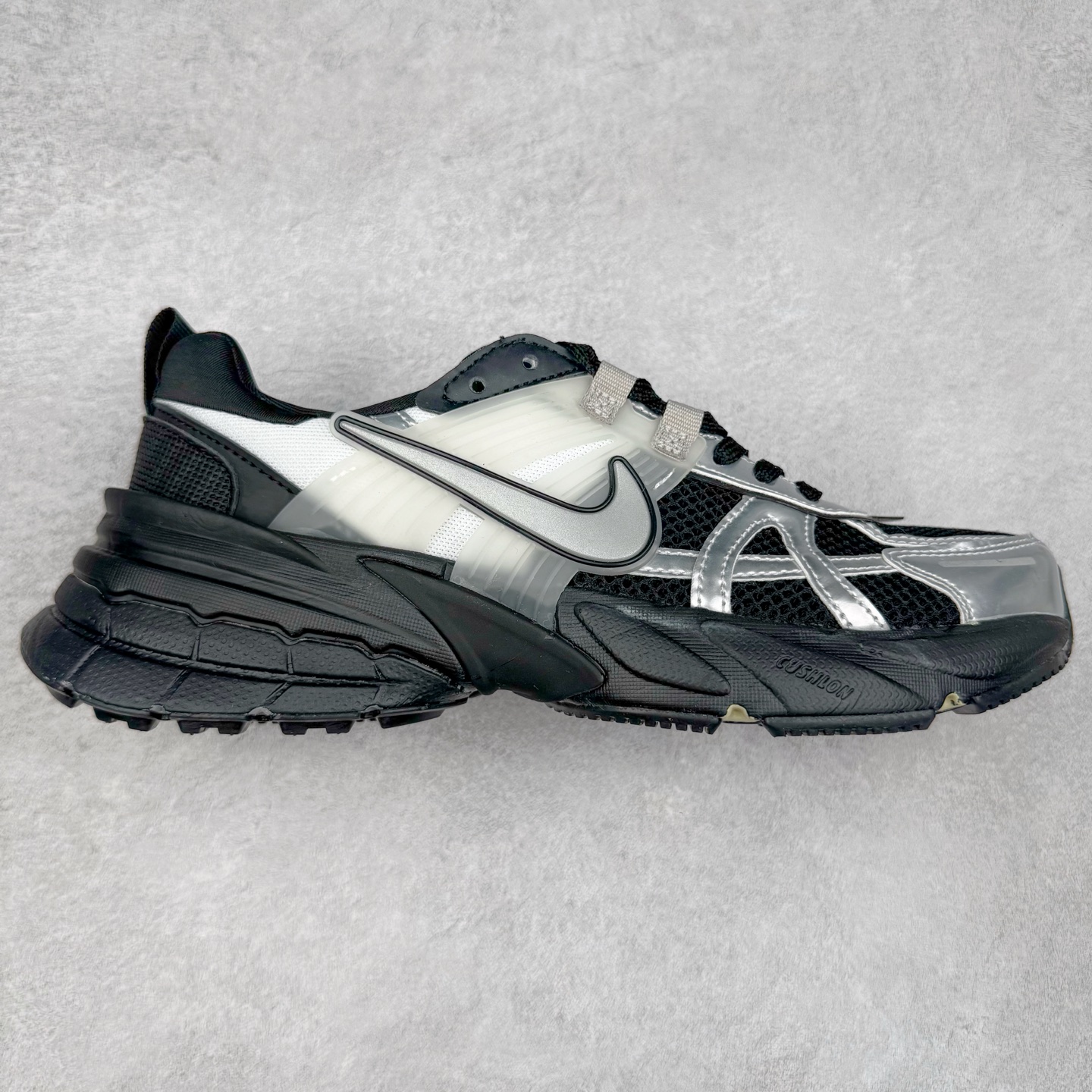 图片[6]-＃福利特价 NK V2K Runtekk 减震防滑低帮 复古老爹鞋跑步鞋 鞋款被命名为 Runtekk 设计上借鉴了 2000 年的跑鞋风格 配色上以金属银为主调 简练又有复古运动气质 材质上使用大面积网眼、皮革、TPU 组成 支撑和透气性肯定不错 中底处由 Cushlon 泡绵打造 保证在压马路时可以提供优秀脚感 并通过一手做旧氧化效果突出复古感 中底造型很容易让大家联想到巴黎世家3XL 增高效果同样不能忽视 尺码：36 36.5 37.5 38 38.5 39 40 40.5 41 42 42.5 43 44 44.5 45-选品中心