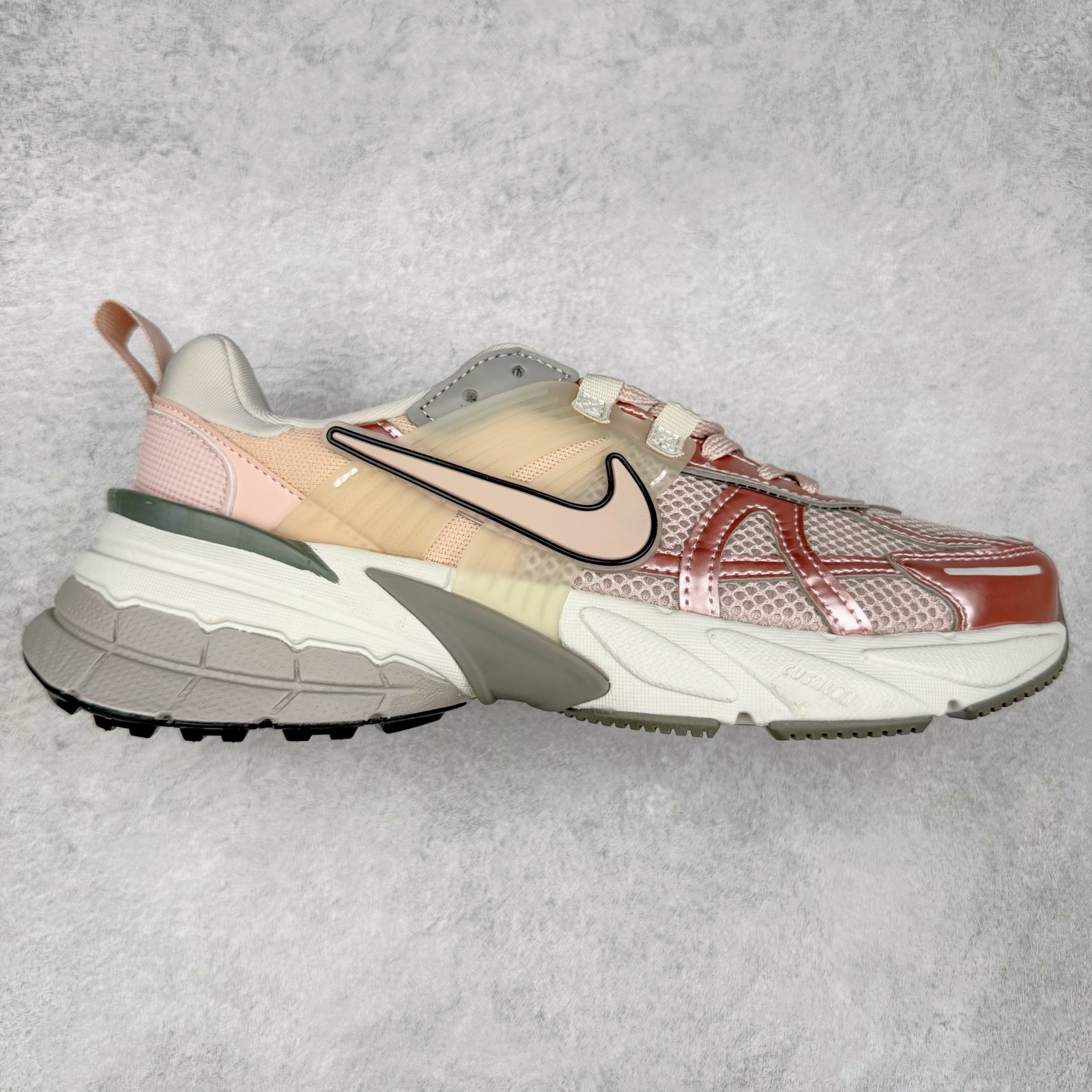 图片[7]-＃福利特价 NK V2K Runtekk 减震防滑低帮 复古老爹鞋跑步鞋 鞋款被命名为 Runtekk 设计上借鉴了 2000 年的跑鞋风格 配色上以金属银为主调 简练又有复古运动气质 材质上使用大面积网眼、皮革、TPU 组成 支撑和透气性肯定不错 中底处由 Cushlon 泡绵打造 保证在压马路时可以提供优秀脚感 并通过一手做旧氧化效果突出复古感 中底造型很容易让大家联想到巴黎世家3XL 增高效果同样不能忽视 尺码：36 36.5 37.5 38 38.5 39 40 40.5 41 42 42.5 43 44 44.5 45-选品中心