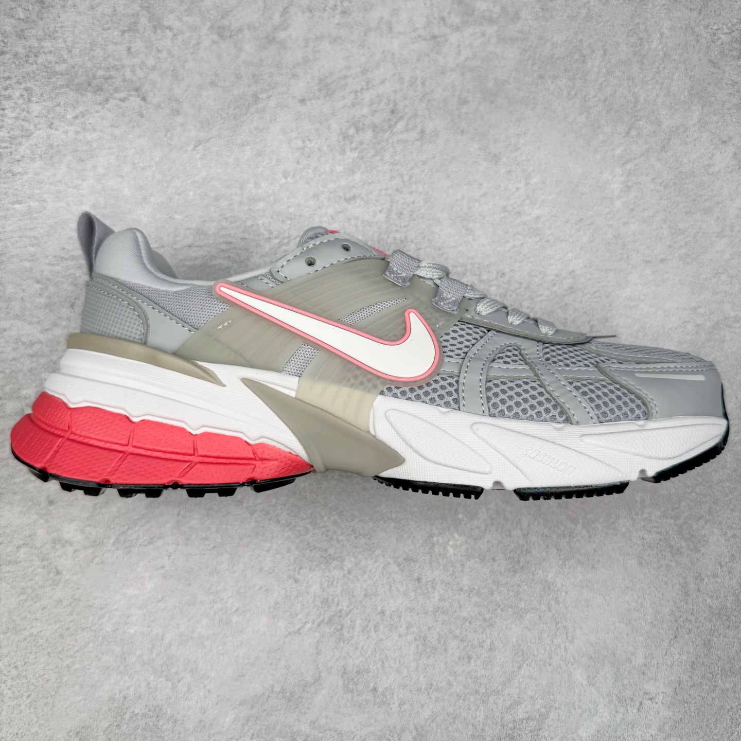 图片[9]-＃福利特价 NK V2K Runtekk 减震防滑低帮 复古老爹鞋跑步鞋 鞋款被命名为 Runtekk 设计上借鉴了 2000 年的跑鞋风格 配色上以金属银为主调 简练又有复古运动气质 材质上使用大面积网眼、皮革、TPU 组成 支撑和透气性肯定不错 中底处由 Cushlon 泡绵打造 保证在压马路时可以提供优秀脚感 并通过一手做旧氧化效果突出复古感 中底造型很容易让大家联想到巴黎世家3XL 增高效果同样不能忽视 尺码：36 36.5 37.5 38 38.5 39 40 40.5 41 42 42.5 43 44 44.5 45-选品中心