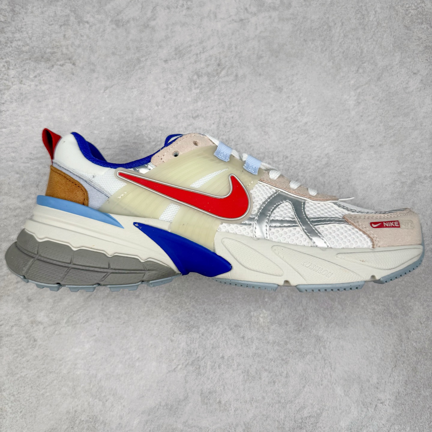 图片[4]-＃福利特价 NK V2K Runtekk 减震防滑低帮 复古老爹鞋跑步鞋 鞋款被命名为 Runtekk 设计上借鉴了 2000 年的跑鞋风格 配色上以金属银为主调 简练又有复古运动气质 材质上使用大面积网眼、皮革、TPU 组成 支撑和透气性肯定不错 中底处由 Cushlon 泡绵打造 保证在压马路时可以提供优秀脚感 并通过一手做旧氧化效果突出复古感 中底造型很容易让大家联想到巴黎世家3XL 增高效果同样不能忽视 尺码：36 36.5 37.5 38 38.5 39 40 40.5 41 42 42.5 43 44 44.5 45-选品中心