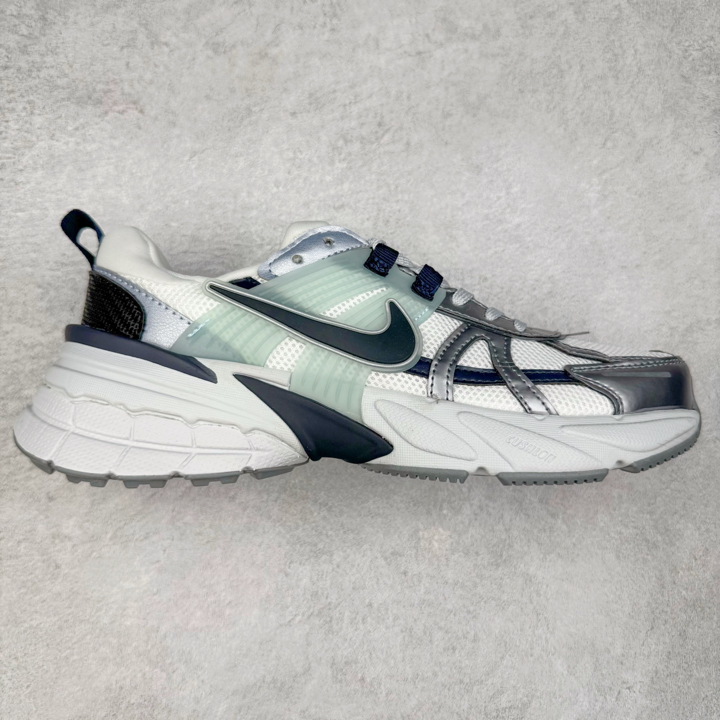 图片[8]-＃福利特价 NK V2K Runtekk 减震防滑低帮 复古老爹鞋跑步鞋 鞋款被命名为 Runtekk 设计上借鉴了 2000 年的跑鞋风格 配色上以金属银为主调 简练又有复古运动气质 材质上使用大面积网眼、皮革、TPU 组成 支撑和透气性肯定不错 中底处由 Cushlon 泡绵打造 保证在压马路时可以提供优秀脚感 并通过一手做旧氧化效果突出复古感 中底造型很容易让大家联想到巴黎世家3XL 增高效果同样不能忽视 尺码：36 36.5 37.5 38 38.5 39 40 40.5 41 42 42.5 43 44 44.5 45-选品中心