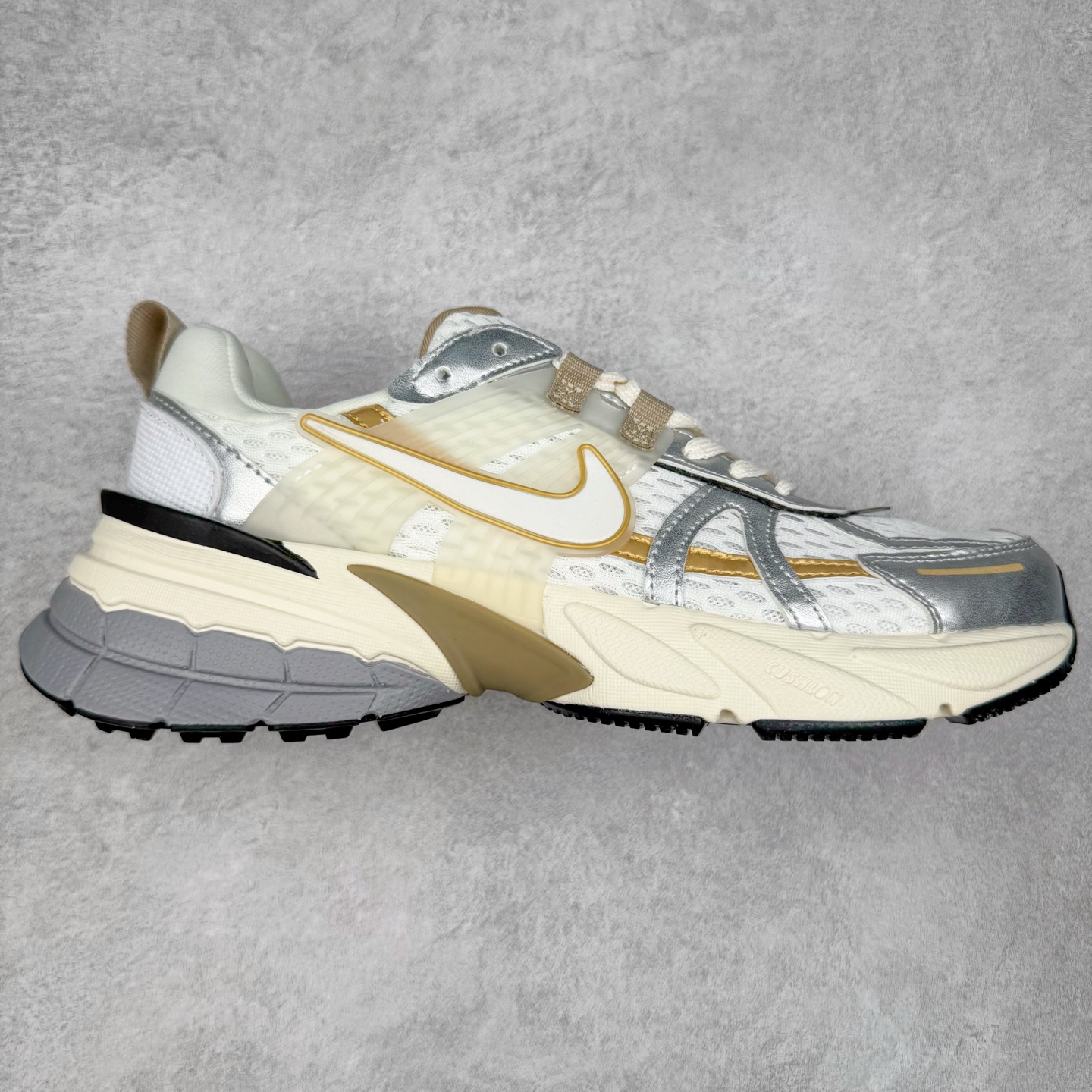 图片[5]-＃福利特价 NK V2K Runtekk 减震防滑低帮 复古老爹鞋跑步鞋 鞋款被命名为 Runtekk 设计上借鉴了 2000 年的跑鞋风格 配色上以金属银为主调 简练又有复古运动气质 材质上使用大面积网眼、皮革、TPU 组成 支撑和透气性肯定不错 中底处由 Cushlon 泡绵打造 保证在压马路时可以提供优秀脚感 并通过一手做旧氧化效果突出复古感 中底造型很容易让大家联想到巴黎世家3XL 增高效果同样不能忽视 尺码：36 36.5 37.5 38 38.5 39 40 40.5 41 42 42.5 43 44 44.5 45-选品中心