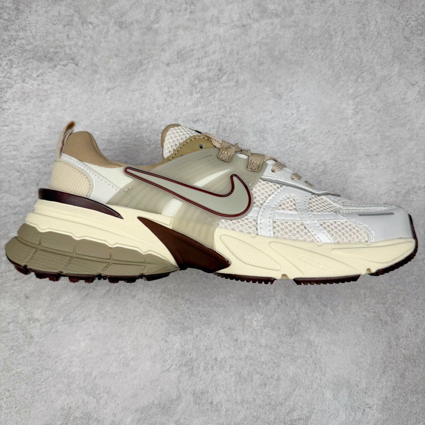 图片[2]-＃福利特价 NK V2K Runtekk 减震防滑低帮 复古老爹鞋跑步鞋 鞋款被命名为 Runtekk 设计上借鉴了 2000 年的跑鞋风格 配色上以金属银为主调 简练又有复古运动气质 材质上使用大面积网眼、皮革、TPU 组成 支撑和透气性肯定不错 中底处由 Cushlon 泡绵打造 保证在压马路时可以提供优秀脚感 并通过一手做旧氧化效果突出复古感 中底造型很容易让大家联想到巴黎世家3XL 增高效果同样不能忽视 尺码：36 36.5 37.5 38 38.5 39 40 40.5 41 42 42.5 43 44 44.5 45-选品中心