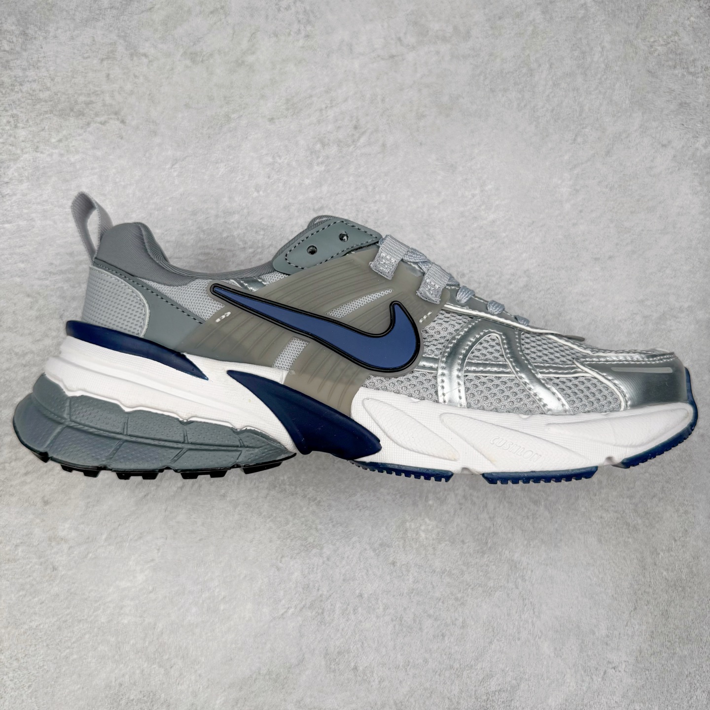 ＃福利特价 NK V2K Runtekk 减震防滑低帮 复古老爹鞋跑步鞋 鞋款被命名为 Runtekk 设计上借鉴了 2000 年的跑鞋风格 配色上以金属银为主调 简练又有复古运动气质 材质上使用大面积网眼、皮革、TPU 组成 支撑和透气性肯定不错 中底处由 Cushlon 泡绵打造 保证在压马路时可以提供优秀脚感 并通过一手做旧氧化效果突出复古感 中底造型很容易让大家联想到巴黎世家3XL 增高效果同样不能忽视 尺码：36 36.5 37.5 38 38.5 39 40 40.5 41 42 42.5 43 44 44.5 45-选品中心