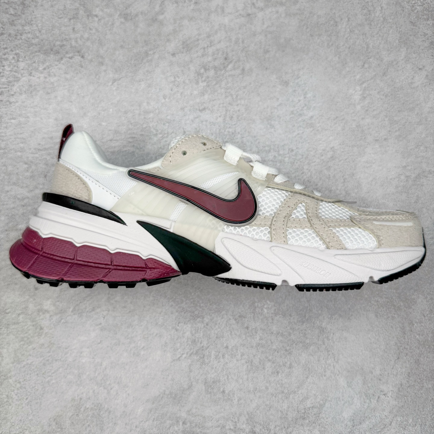 图片[3]-＃福利特价 NK V2K Runtekk 减震防滑低帮 复古老爹鞋跑步鞋 鞋款被命名为 Runtekk 设计上借鉴了 2000 年的跑鞋风格 配色上以金属银为主调 简练又有复古运动气质 材质上使用大面积网眼、皮革、TPU 组成 支撑和透气性肯定不错 中底处由 Cushlon 泡绵打造 保证在压马路时可以提供优秀脚感 并通过一手做旧氧化效果突出复古感 中底造型很容易让大家联想到巴黎世家3XL 增高效果同样不能忽视 尺码：36 36.5 37.5 38 38.5 39 40 40.5 41 42 42.5 43 44 44.5 45-选品中心