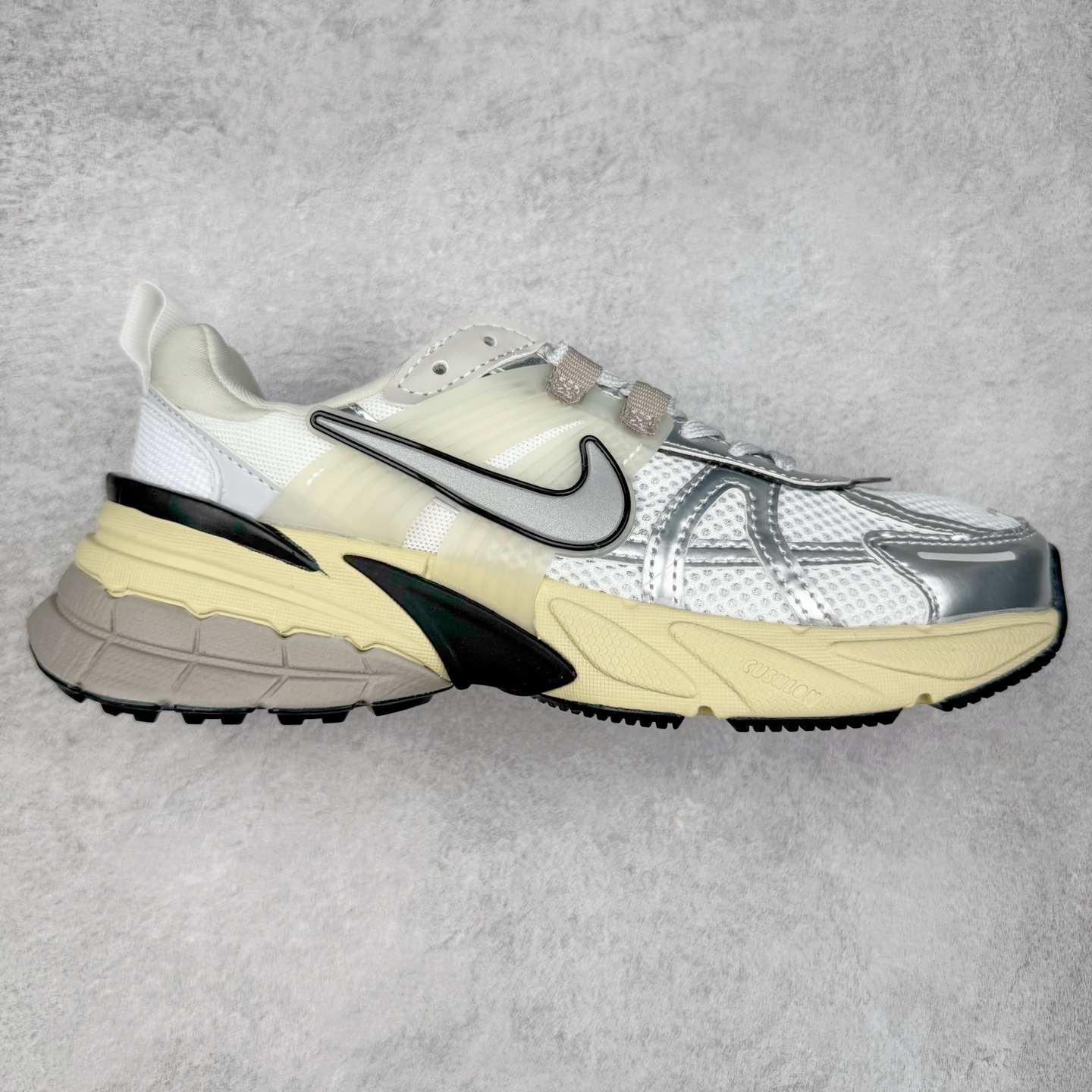 图片[2]-＃福利特价 NK V2K Runtekk 减震防滑低帮 复古老爹鞋跑步鞋 鞋款被命名为 Runtekk 设计上借鉴了 2000 年的跑鞋风格 配色上以金属银为主调 简练又有复古运动气质 材质上使用大面积网眼、皮革、TPU 组成 支撑和透气性肯定不错 中底处由 Cushlon 泡绵打造 保证在压马路时可以提供优秀脚感 并通过一手做旧氧化效果突出复古感 中底造型很容易让大家联想到巴黎世家3XL 增高效果同样不能忽视 尺码：36 36.5 37.5 38 38.5 39 40 40.5 41 42 42.5 43 44 44.5 45-选品中心