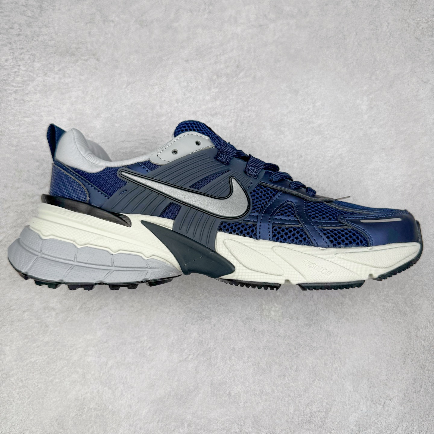 图片[9]-＃福利特价 NK V2K Runtekk 减震防滑低帮 复古老爹鞋跑步鞋 鞋款被命名为 Runtekk 设计上借鉴了 2000 年的跑鞋风格 配色上以金属银为主调 简练又有复古运动气质 材质上使用大面积网眼、皮革、TPU 组成 支撑和透气性肯定不错 中底处由 Cushlon 泡绵打造 保证在压马路时可以提供优秀脚感 并通过一手做旧氧化效果突出复古感 中底造型很容易让大家联想到巴黎世家3XL 增高效果同样不能忽视 尺码：36 36.5 37.5 38 38.5 39 40 40.5 41 42 42.5 43 44 44.5 45-选品中心