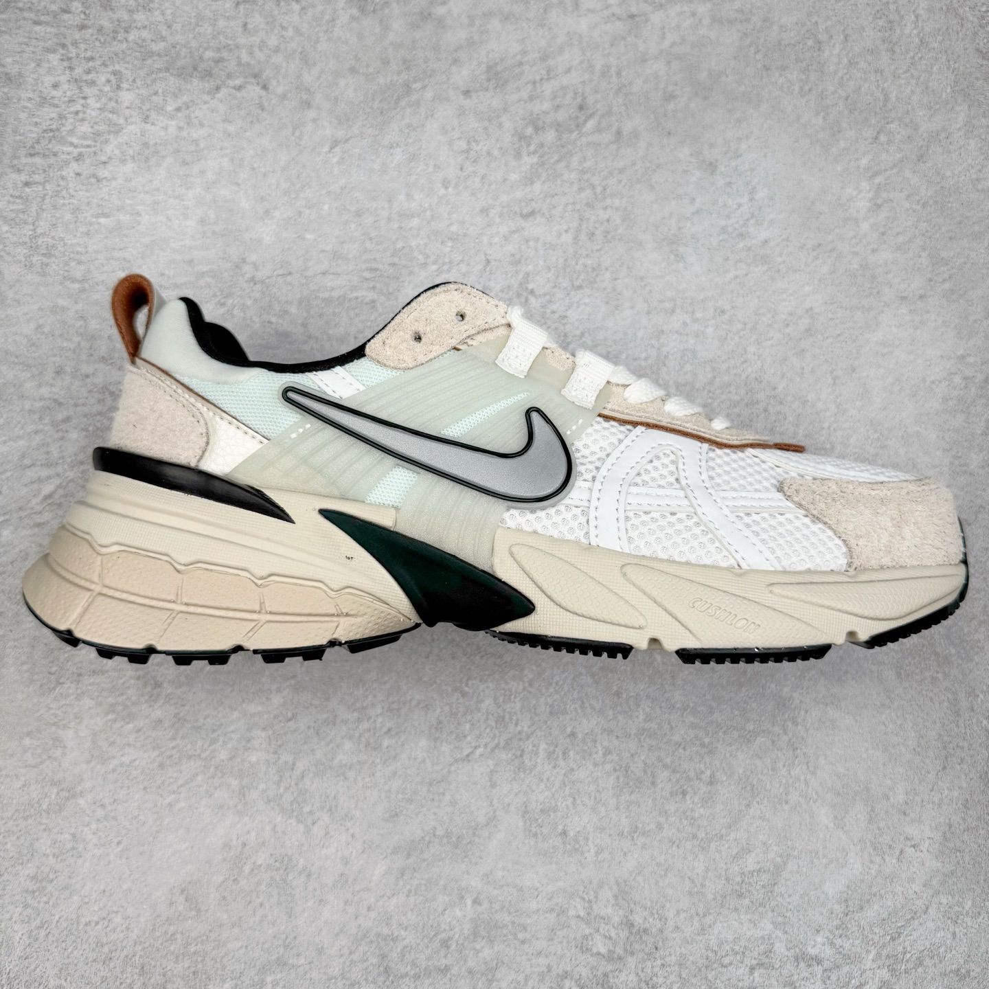 图片[8]-＃福利特价 NK V2K Runtekk 减震防滑低帮 复古老爹鞋跑步鞋 鞋款被命名为 Runtekk 设计上借鉴了 2000 年的跑鞋风格 配色上以金属银为主调 简练又有复古运动气质 材质上使用大面积网眼、皮革、TPU 组成 支撑和透气性肯定不错 中底处由 Cushlon 泡绵打造 保证在压马路时可以提供优秀脚感 并通过一手做旧氧化效果突出复古感 中底造型很容易让大家联想到巴黎世家3XL 增高效果同样不能忽视 尺码：36 36.5 37.5 38 38.5 39 40 40.5 41 42 42.5 43 44 44.5 45-选品中心