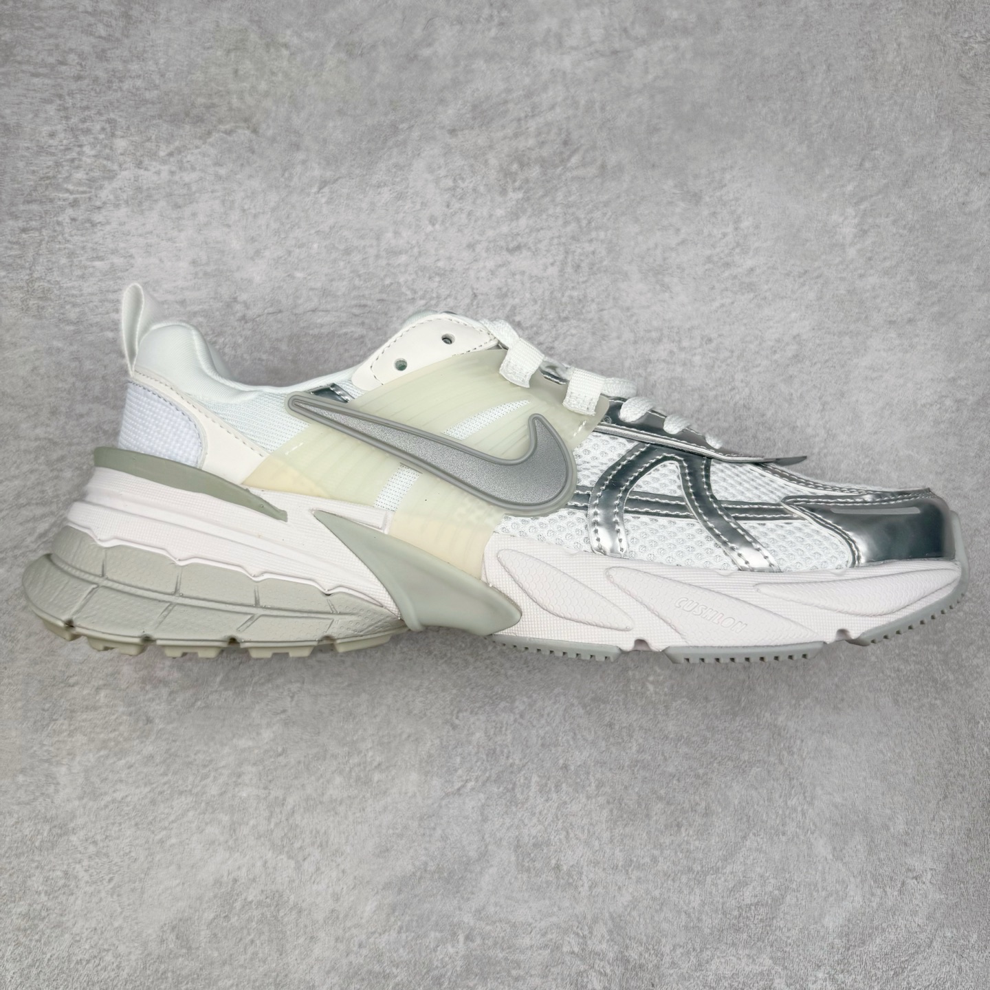 图片[4]-＃福利特价 NK V2K Runtekk 减震防滑低帮 复古老爹鞋跑步鞋 鞋款被命名为 Runtekk 设计上借鉴了 2000 年的跑鞋风格 配色上以金属银为主调 简练又有复古运动气质 材质上使用大面积网眼、皮革、TPU 组成 支撑和透气性肯定不错 中底处由 Cushlon 泡绵打造 保证在压马路时可以提供优秀脚感 并通过一手做旧氧化效果突出复古感 中底造型很容易让大家联想到巴黎世家3XL 增高效果同样不能忽视 尺码：36 36.5 37.5 38 38.5 39 40 40.5 41 42 42.5 43 44 44.5 45-选品中心