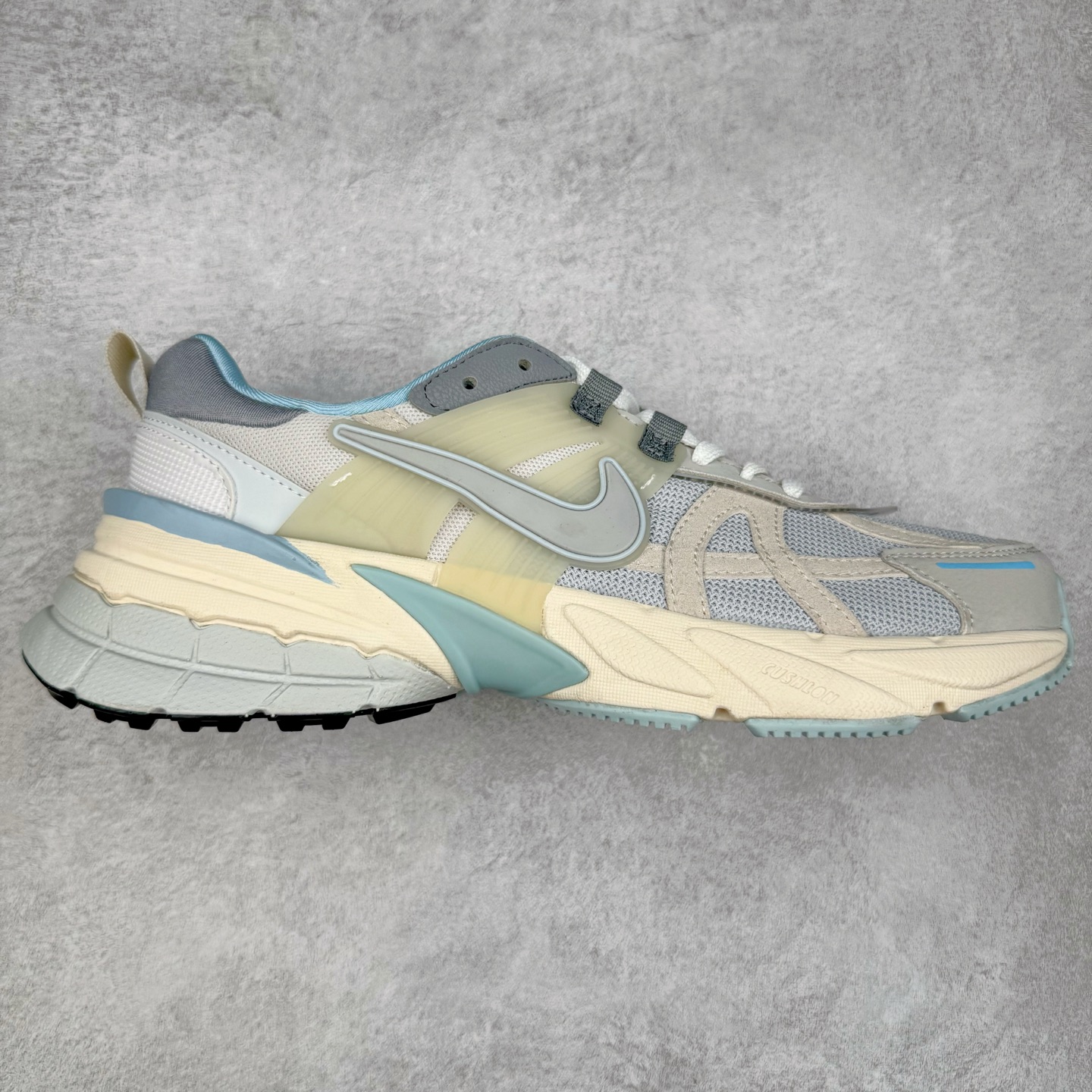 图片[7]-＃福利特价 NK V2K Runtekk 减震防滑低帮 复古老爹鞋跑步鞋 鞋款被命名为 Runtekk 设计上借鉴了 2000 年的跑鞋风格 配色上以金属银为主调 简练又有复古运动气质 材质上使用大面积网眼、皮革、TPU 组成 支撑和透气性肯定不错 中底处由 Cushlon 泡绵打造 保证在压马路时可以提供优秀脚感 并通过一手做旧氧化效果突出复古感 中底造型很容易让大家联想到巴黎世家3XL 增高效果同样不能忽视 尺码：36 36.5 37.5 38 38.5 39 40 40.5 41 42 42.5 43 44 44.5 45-选品中心