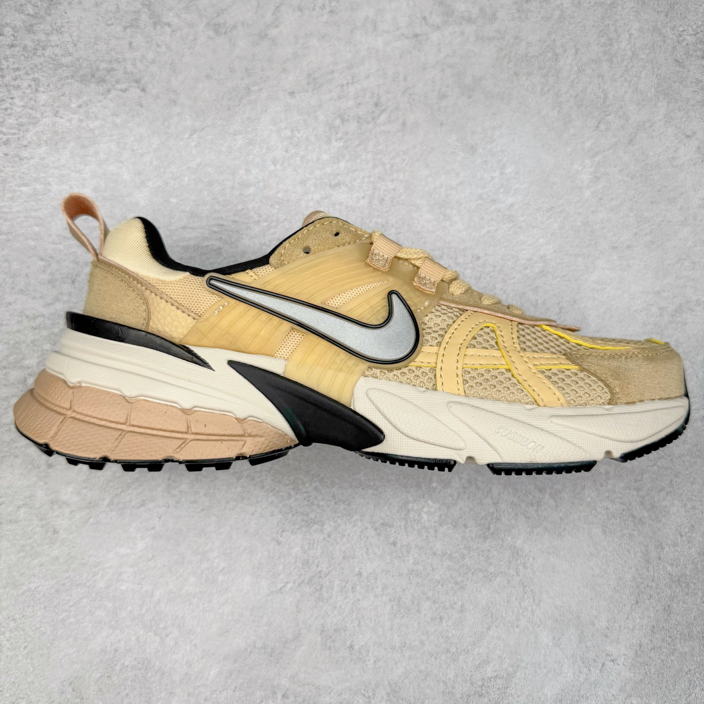 ＃福利特价 NK V2K Runtekk 减震防滑低帮 复古老爹鞋跑步鞋 鞋款被命名为 Runtekk 设计上借鉴了 2000 年的跑鞋风格 配色上以金属银为主调 简练又有复古运动气质 材质上使用大面积网眼、皮革、TPU 组成 支撑和透气性肯定不错 中底处由 Cushlon 泡绵打造 保证在压马路时可以提供优秀脚感 并通过一手做旧氧化效果突出复古感 中底造型很容易让大家联想到巴黎世家3XL 增高效果同样不能忽视 尺码：36 36.5 37.5 38 38.5 39 40 40.5 41 42 42.5 43 44 44.5 45-选品中心