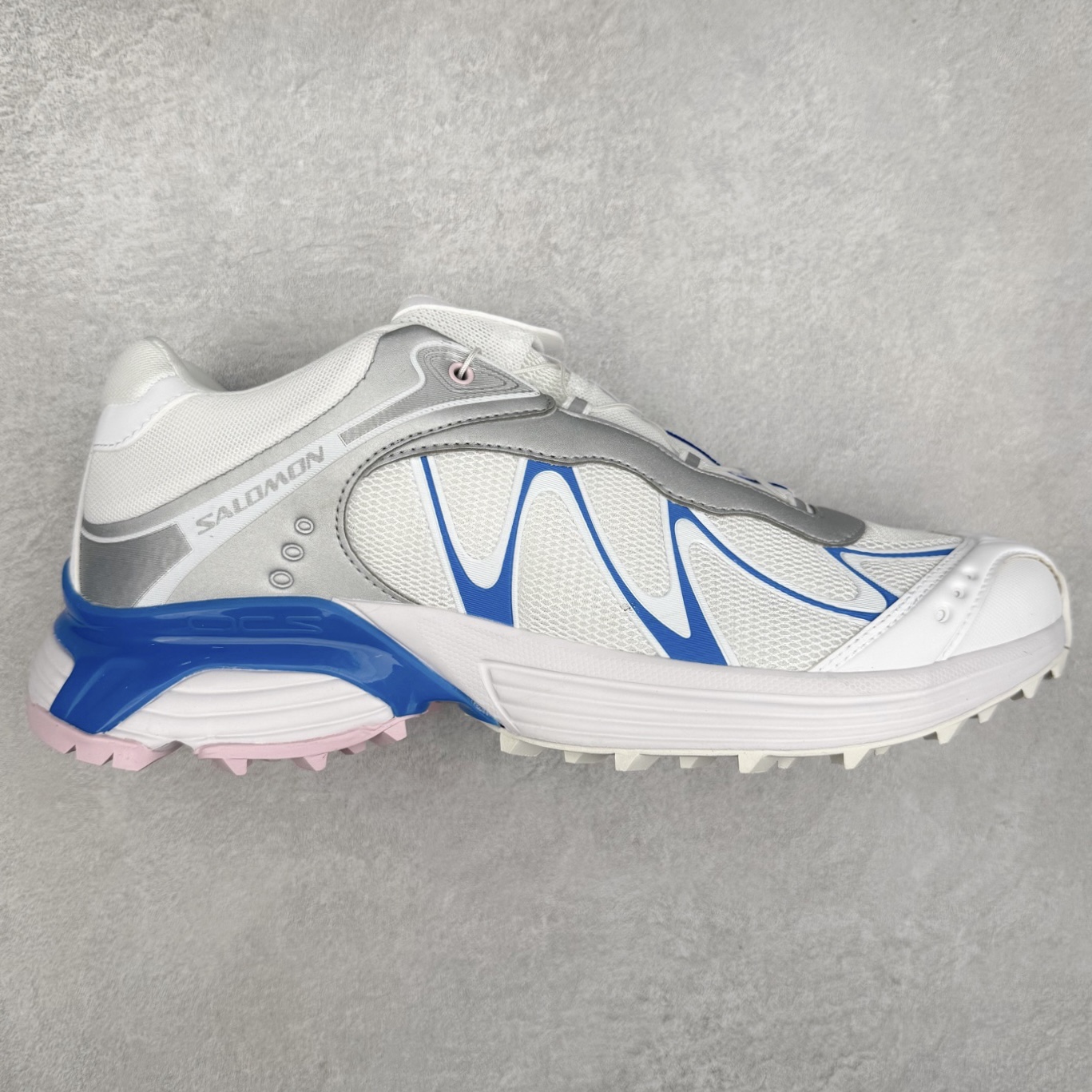 ＃GX SALOMON XT-WHISPER 萨洛蒙圆头防滑耐磨低帮休闲越野训练城市通勤跑步鞋 男女同款 浅棕色 纯原外贸平台特供订单 耗时半年巨作 全套原纸板楦头开发 原厂特供网布配套加持 确保原汁原味 完美呈现版型 原档数据独家私模五层组合大底 男女鞋同步官方开发至46.5 原装Ortholite轻量化鞋垫 中底布带钢印编号 原厂TPU锁扣 进口港宝加持 后跟自然饱满 还原公司包裹性 鞋面以“锯齿”状的包裹系统呈现 在基色底之下加入了各种色点缀 将公司的最新技术和时尚前卫的造型融入耐用的长跑款式中 鞋面由 TPU 薄膜制成 并焊接在高耐磨网眼上 使其既时尚又坚固 由 ACS底盘支撑 可增强稳定性和支撑力 以及由橡胶凸耳 Contragrip外底覆盖的 EVA 缓冲中底 旨在应对崎岖的地形 鞋舌上的彩色Salomon 标签、Quicklace 系统以及鞋头、鞋舌和鞋跟上的附加品牌使细节更加完美 让穿着者可以轻松驾驭户外与通勤下的任何运动生活场景 无缝鞋身户外随意纵横 颜值与脚感兼备 出街通勤 绝对非常吸睛 你值得拥有 尺码：36 36.5 37.5 38 38.5 39 40 40.5 41 42 42.5 43 44 44.5 45 46 46.5 注意：偏小1码-选品中心