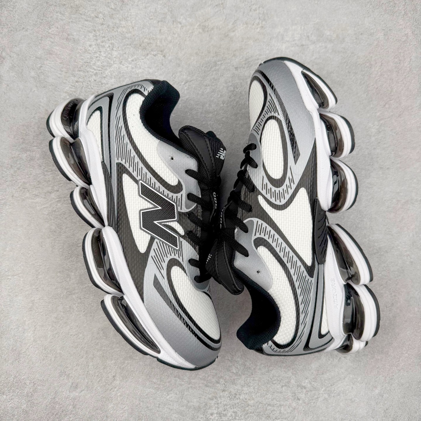 图片[3]-New Balance NB2000 舒适百搭防滑耐磨低帮 休闲跑步鞋 New Balance 在近两年的球鞋市场屡出奇招，在经典鞋型保持进一步增长的同时，推出的每一款新鞋型也都有傲人的战绩。在 327、9060 等鞋型获得成功之后，今天 New Balance 家族又迎来了新鲜血液的注入。这双 New Balance 2000 依然是融合了新旧元素的跑鞋造型，命名为 2000，或许是它的设计理念有着 Y2K 的血统。最大的亮点，在于这双鞋的中底。外侧以五个 ABZORB 单元，带来极具辨识度和冲击力的视觉效果，让这双鞋在外观和脚感方面都颇具吸引力。尺码：36 37 37.5 38 38.5 39 40 40.5 41 42 42.5 43 44 45 46-选品中心