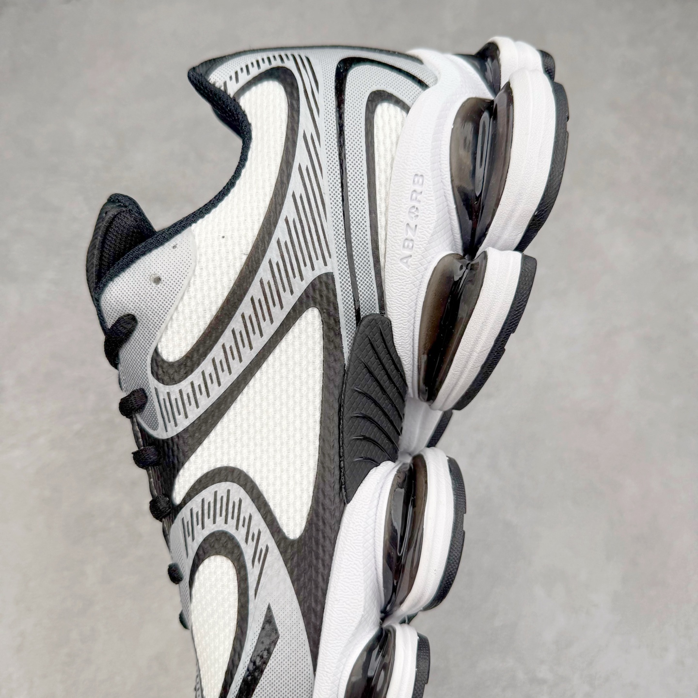 图片[7]-New Balance NB2000 舒适百搭防滑耐磨低帮 休闲跑步鞋 New Balance 在近两年的球鞋市场屡出奇招，在经典鞋型保持进一步增长的同时，推出的每一款新鞋型也都有傲人的战绩。在 327、9060 等鞋型获得成功之后，今天 New Balance 家族又迎来了新鲜血液的注入。这双 New Balance 2000 依然是融合了新旧元素的跑鞋造型，命名为 2000，或许是它的设计理念有着 Y2K 的血统。最大的亮点，在于这双鞋的中底。外侧以五个 ABZORB 单元，带来极具辨识度和冲击力的视觉效果，让这双鞋在外观和脚感方面都颇具吸引力。尺码：36 37 37.5 38 38.5 39 40 40.5 41 42 42.5 43 44 45 46-选品中心