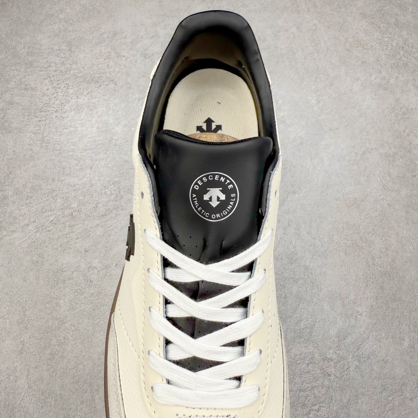 图片[5]-DESCENTE 迪桑特复古拼接舒适百搭耐磨低帮生活休闲鞋 DESCENTE（迪桑特）创立于1935年，品牌名取自法语词汇，意为“滑降”。品牌箭头标识代表滑雪的三种技术“高速直线滑行”、“穿越”和“侧滑”，也寓意品牌在打造高端专业运动产品中不断追求完美的创新精神，致力于成为中国高端专业滑雪、综训、女子、铁人三项、高尔夫的第一品牌。实拍调校N版已经零色差零失真 百分百还原实物色彩所见即所得 不存在货不对板色差等低级问题 选购参考实物拍摄 不混卖不参货 只用心做好货严格选品 承诺混一赔十 尺码：36 36.5 37.5 38 38.5 39 40 40.5 41 42 42.5 43 44 44.5 45-选品中心