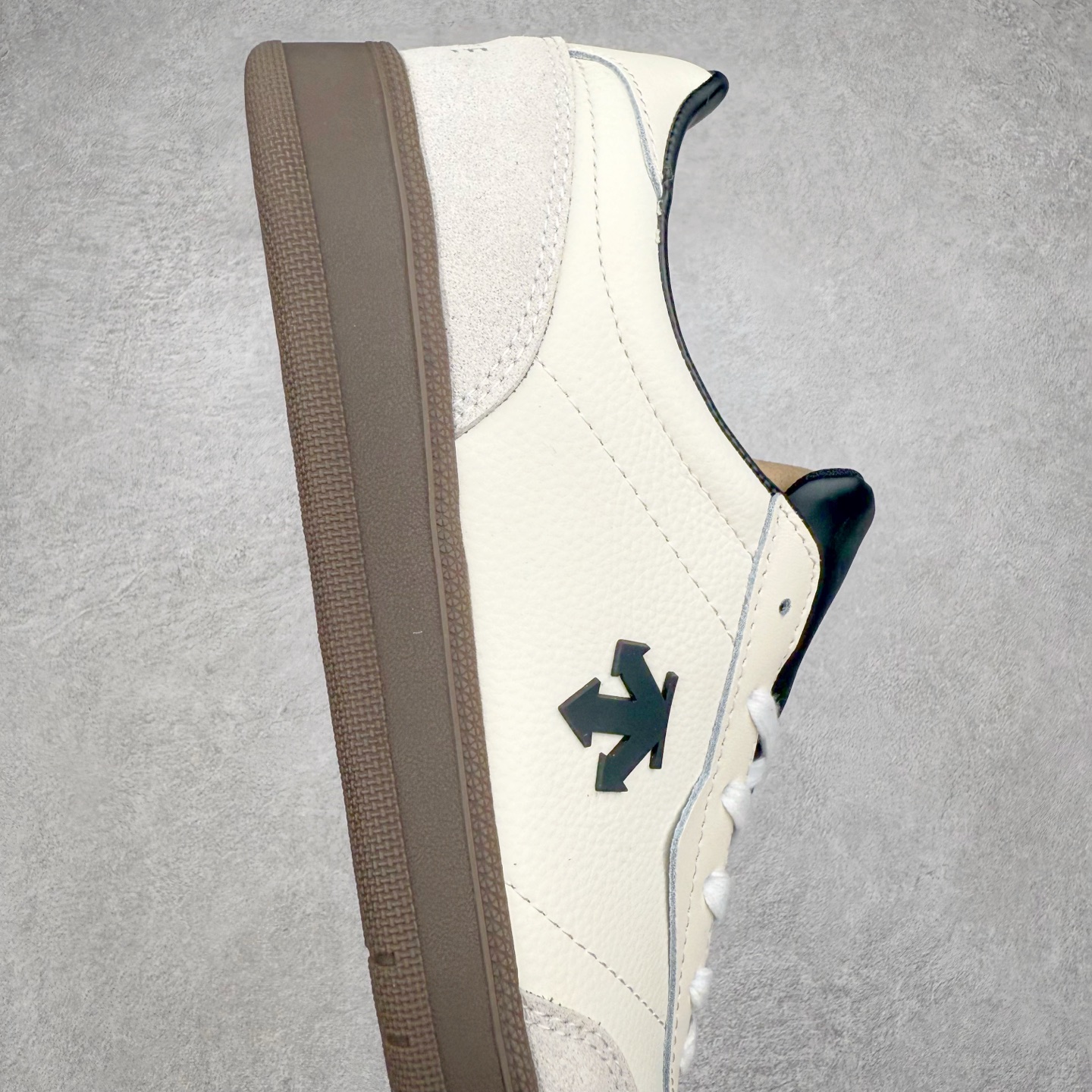 图片[6]-DESCENTE 迪桑特复古拼接舒适百搭耐磨低帮生活休闲鞋 DESCENTE（迪桑特）创立于1935年，品牌名取自法语词汇，意为“滑降”。品牌箭头标识代表滑雪的三种技术“高速直线滑行”、“穿越”和“侧滑”，也寓意品牌在打造高端专业运动产品中不断追求完美的创新精神，致力于成为中国高端专业滑雪、综训、女子、铁人三项、高尔夫的第一品牌。实拍调校N版已经零色差零失真 百分百还原实物色彩所见即所得 不存在货不对板色差等低级问题 选购参考实物拍摄 不混卖不参货 只用心做好货严格选品 承诺混一赔十 尺码：36 36.5 37.5 38 38.5 39 40 40.5 41 42 42.5 43 44 44.5 45-选品中心