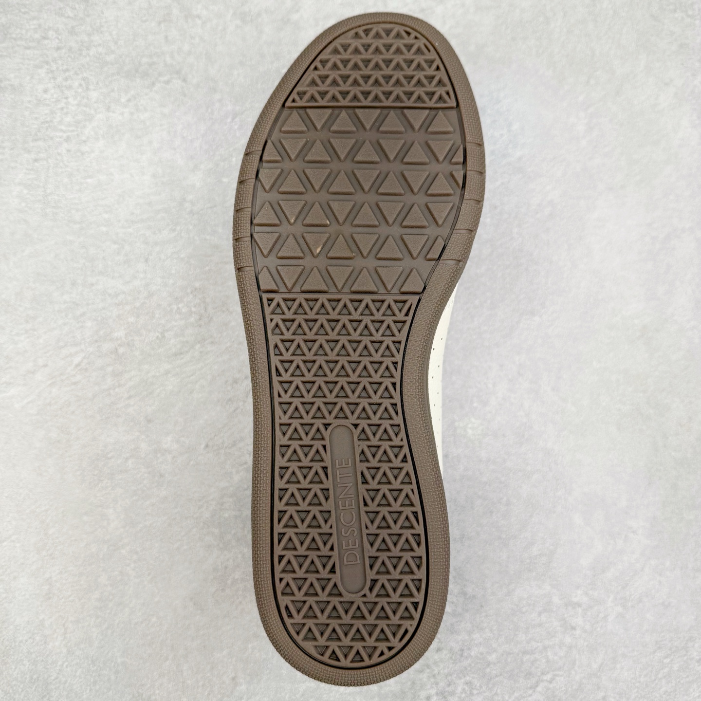 图片[9]-DESCENTE 迪桑特复古拼接舒适百搭耐磨低帮生活休闲鞋 DESCENTE（迪桑特）创立于1935年，品牌名取自法语词汇，意为“滑降”。品牌箭头标识代表滑雪的三种技术“高速直线滑行”、“穿越”和“侧滑”，也寓意品牌在打造高端专业运动产品中不断追求完美的创新精神，致力于成为中国高端专业滑雪、综训、女子、铁人三项、高尔夫的第一品牌。实拍调校N版已经零色差零失真 百分百还原实物色彩所见即所得 不存在货不对板色差等低级问题 选购参考实物拍摄 不混卖不参货 只用心做好货严格选品 承诺混一赔十 尺码：36 36.5 37.5 38 38.5 39 40 40.5 41 42 42.5 43 44 44.5 45-选品中心