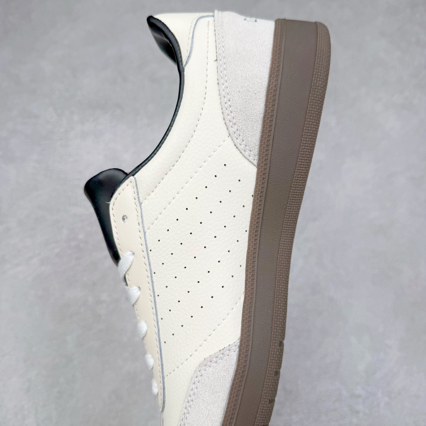 图片[7]-DESCENTE 迪桑特复古拼接舒适百搭耐磨低帮生活休闲鞋 DESCENTE（迪桑特）创立于1935年，品牌名取自法语词汇，意为“滑降”。品牌箭头标识代表滑雪的三种技术“高速直线滑行”、“穿越”和“侧滑”，也寓意品牌在打造高端专业运动产品中不断追求完美的创新精神，致力于成为中国高端专业滑雪、综训、女子、铁人三项、高尔夫的第一品牌。实拍调校N版已经零色差零失真 百分百还原实物色彩所见即所得 不存在货不对板色差等低级问题 选购参考实物拍摄 不混卖不参货 只用心做好货严格选品 承诺混一赔十 尺码：36 36.5 37.5 38 38.5 39 40 40.5 41 42 42.5 43 44 44.5 45-选品中心