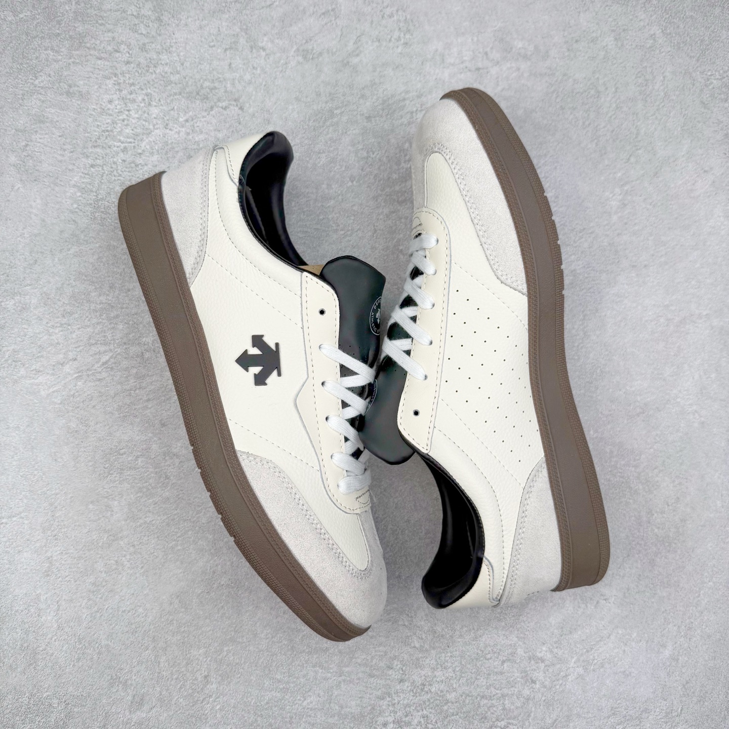 图片[3]-DESCENTE 迪桑特复古拼接舒适百搭耐磨低帮生活休闲鞋 DESCENTE（迪桑特）创立于1935年，品牌名取自法语词汇，意为“滑降”。品牌箭头标识代表滑雪的三种技术“高速直线滑行”、“穿越”和“侧滑”，也寓意品牌在打造高端专业运动产品中不断追求完美的创新精神，致力于成为中国高端专业滑雪、综训、女子、铁人三项、高尔夫的第一品牌。实拍调校N版已经零色差零失真 百分百还原实物色彩所见即所得 不存在货不对板色差等低级问题 选购参考实物拍摄 不混卖不参货 只用心做好货严格选品 承诺混一赔十 尺码：36 36.5 37.5 38 38.5 39 40 40.5 41 42 42.5 43 44 44.5 45-选品中心