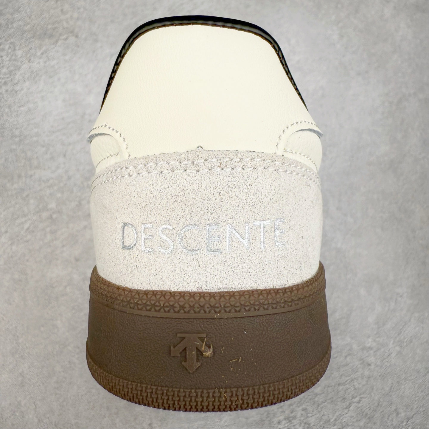 图片[8]-DESCENTE 迪桑特复古拼接舒适百搭耐磨低帮生活休闲鞋 DESCENTE（迪桑特）创立于1935年，品牌名取自法语词汇，意为“滑降”。品牌箭头标识代表滑雪的三种技术“高速直线滑行”、“穿越”和“侧滑”，也寓意品牌在打造高端专业运动产品中不断追求完美的创新精神，致力于成为中国高端专业滑雪、综训、女子、铁人三项、高尔夫的第一品牌。实拍调校N版已经零色差零失真 百分百还原实物色彩所见即所得 不存在货不对板色差等低级问题 选购参考实物拍摄 不混卖不参货 只用心做好货严格选品 承诺混一赔十 尺码：36 36.5 37.5 38 38.5 39 40 40.5 41 42 42.5 43 44 44.5 45-选品中心