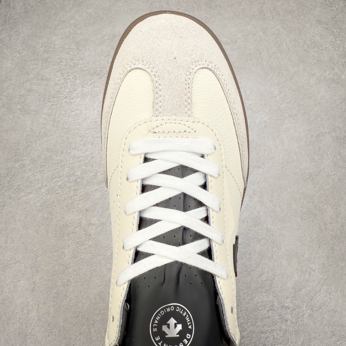 图片[4]-DESCENTE 迪桑特复古拼接舒适百搭耐磨低帮生活休闲鞋 DESCENTE（迪桑特）创立于1935年，品牌名取自法语词汇，意为“滑降”。品牌箭头标识代表滑雪的三种技术“高速直线滑行”、“穿越”和“侧滑”，也寓意品牌在打造高端专业运动产品中不断追求完美的创新精神，致力于成为中国高端专业滑雪、综训、女子、铁人三项、高尔夫的第一品牌。实拍调校N版已经零色差零失真 百分百还原实物色彩所见即所得 不存在货不对板色差等低级问题 选购参考实物拍摄 不混卖不参货 只用心做好货严格选品 承诺混一赔十 尺码：36 36.5 37.5 38 38.5 39 40 40.5 41 42 42.5 43 44 44.5 45-选品中心