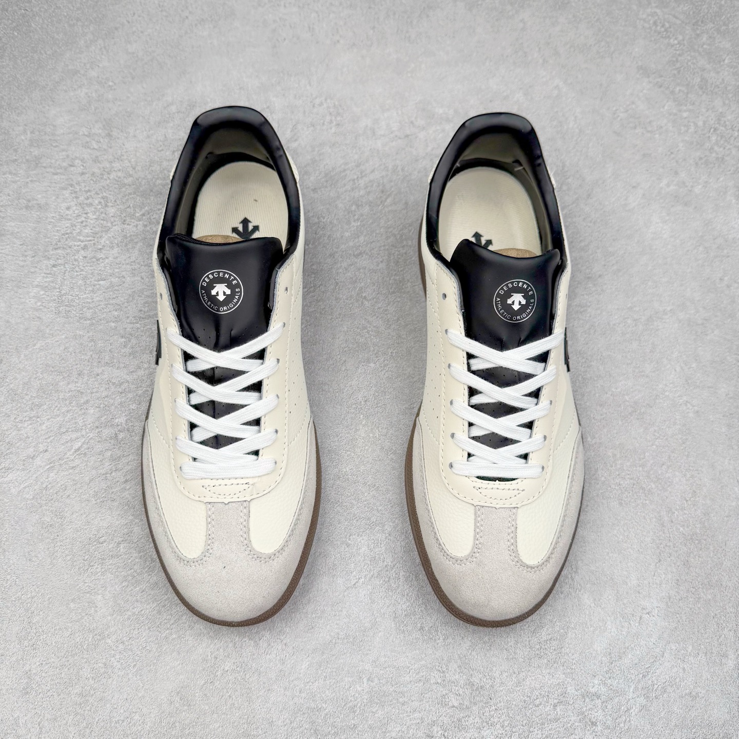 图片[2]-DESCENTE 迪桑特复古拼接舒适百搭耐磨低帮生活休闲鞋 DESCENTE（迪桑特）创立于1935年，品牌名取自法语词汇，意为“滑降”。品牌箭头标识代表滑雪的三种技术“高速直线滑行”、“穿越”和“侧滑”，也寓意品牌在打造高端专业运动产品中不断追求完美的创新精神，致力于成为中国高端专业滑雪、综训、女子、铁人三项、高尔夫的第一品牌。实拍调校N版已经零色差零失真 百分百还原实物色彩所见即所得 不存在货不对板色差等低级问题 选购参考实物拍摄 不混卖不参货 只用心做好货严格选品 承诺混一赔十 尺码：36 36.5 37.5 38 38.5 39 40 40.5 41 42 42.5 43 44 44.5 45-选品中心