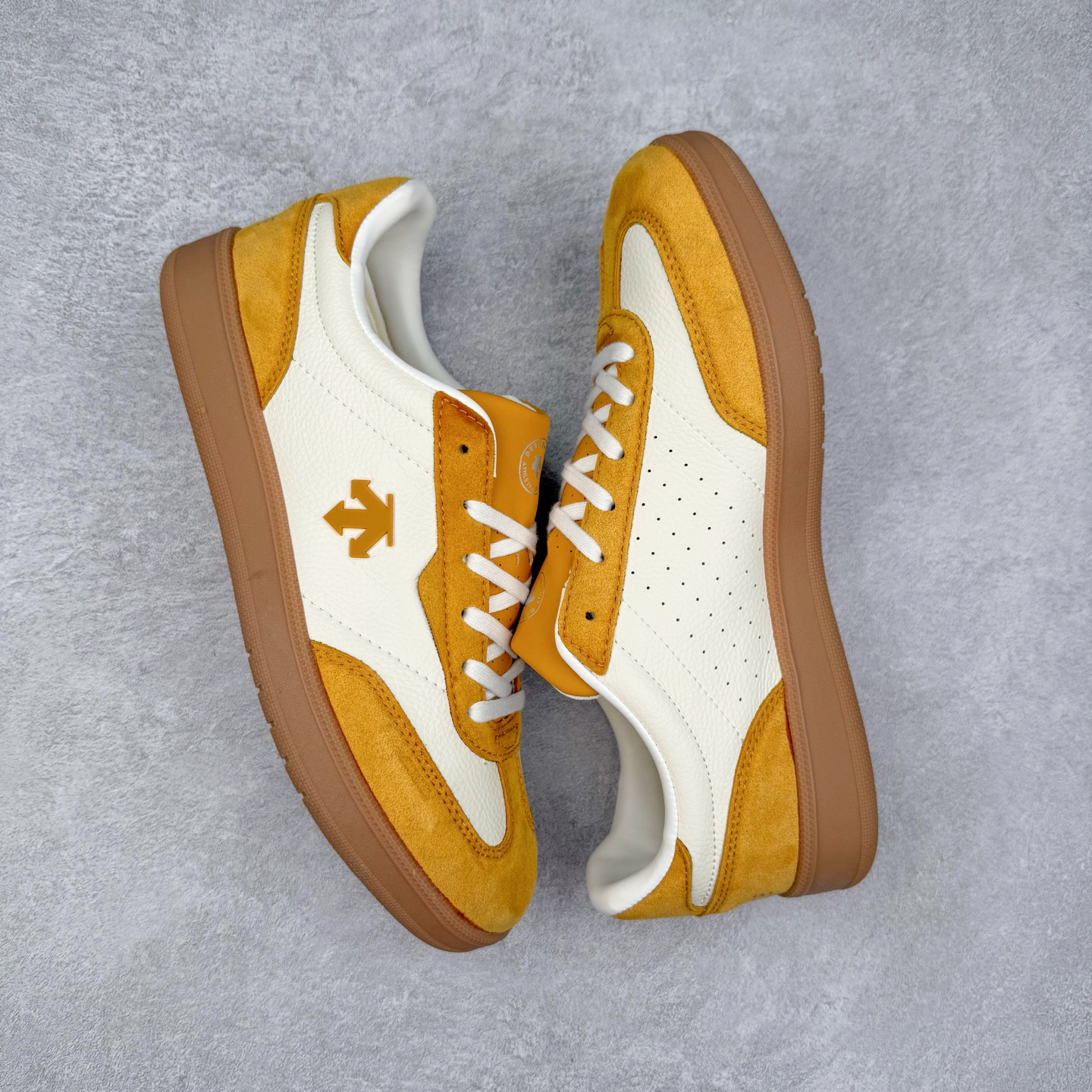 图片[3]-DESCENTE 迪桑特复古拼接舒适百搭耐磨低帮生活休闲鞋 DESCENTE（迪桑特）创立于1935年，品牌名取自法语词汇，意为“滑降”。品牌箭头标识代表滑雪的三种技术“高速直线滑行”、“穿越”和“侧滑”，也寓意品牌在打造高端专业运动产品中不断追求完美的创新精神，致力于成为中国高端专业滑雪、综训、女子、铁人三项、高尔夫的第一品牌。实拍调校N版已经零色差零失真 百分百还原实物色彩所见即所得 不存在货不对板色差等低级问题 选购参考实物拍摄 不混卖不参货 只用心做好货严格选品 承诺混一赔十 尺码：36 36.5 37.5 38 38.5 39 40 40.5 41 42 42.5 43 44 44.5 45-选品中心