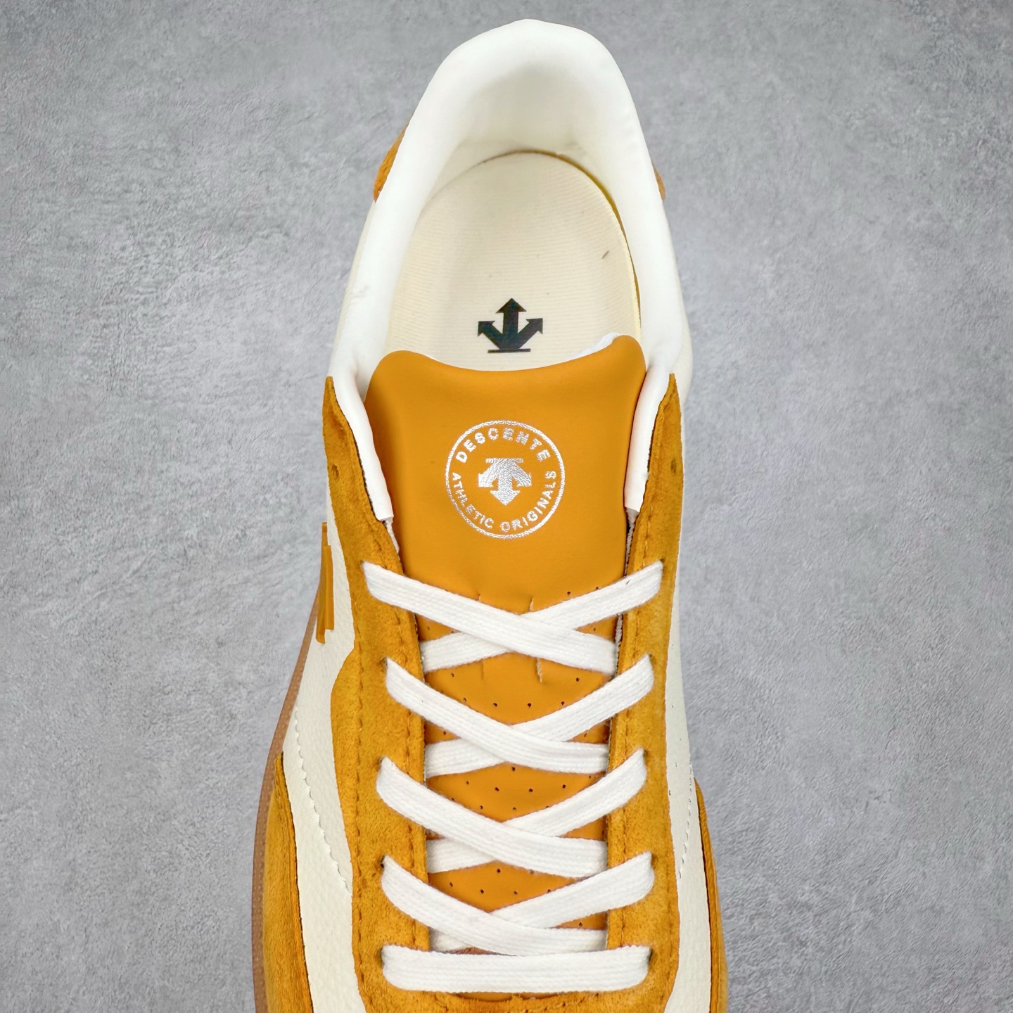 图片[5]-DESCENTE 迪桑特复古拼接舒适百搭耐磨低帮生活休闲鞋 DESCENTE（迪桑特）创立于1935年，品牌名取自法语词汇，意为“滑降”。品牌箭头标识代表滑雪的三种技术“高速直线滑行”、“穿越”和“侧滑”，也寓意品牌在打造高端专业运动产品中不断追求完美的创新精神，致力于成为中国高端专业滑雪、综训、女子、铁人三项、高尔夫的第一品牌。实拍调校N版已经零色差零失真 百分百还原实物色彩所见即所得 不存在货不对板色差等低级问题 选购参考实物拍摄 不混卖不参货 只用心做好货严格选品 承诺混一赔十 尺码：36 36.5 37.5 38 38.5 39 40 40.5 41 42 42.5 43 44 44.5 45-选品中心