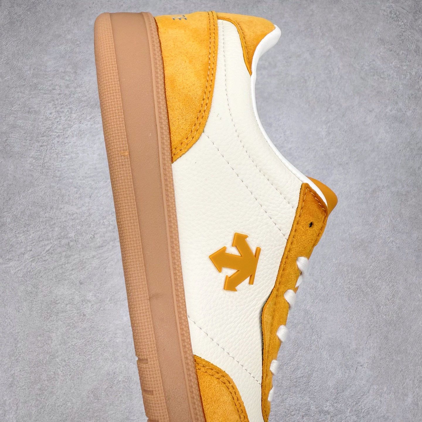 图片[6]-DESCENTE 迪桑特复古拼接舒适百搭耐磨低帮生活休闲鞋 DESCENTE（迪桑特）创立于1935年，品牌名取自法语词汇，意为“滑降”。品牌箭头标识代表滑雪的三种技术“高速直线滑行”、“穿越”和“侧滑”，也寓意品牌在打造高端专业运动产品中不断追求完美的创新精神，致力于成为中国高端专业滑雪、综训、女子、铁人三项、高尔夫的第一品牌。实拍调校N版已经零色差零失真 百分百还原实物色彩所见即所得 不存在货不对板色差等低级问题 选购参考实物拍摄 不混卖不参货 只用心做好货严格选品 承诺混一赔十 尺码：36 36.5 37.5 38 38.5 39 40 40.5 41 42 42.5 43 44 44.5 45-选品中心