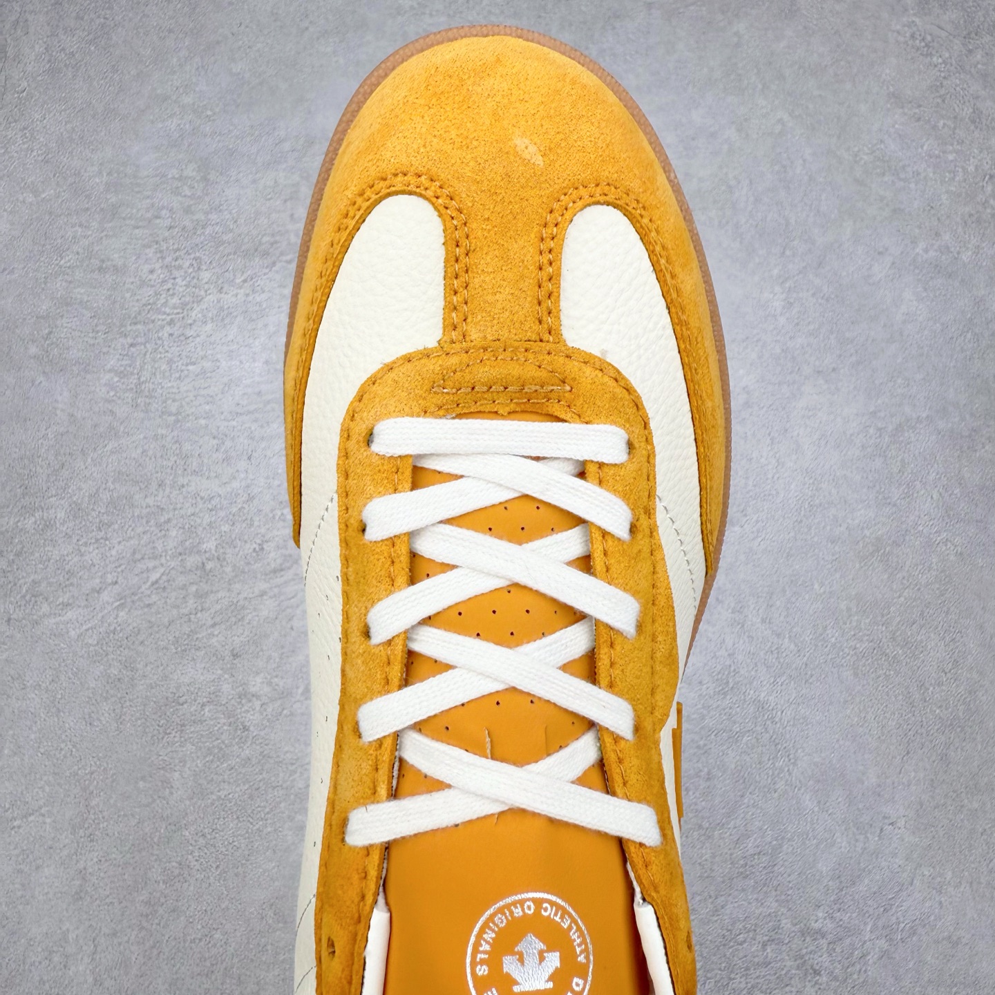 图片[4]-DESCENTE 迪桑特复古拼接舒适百搭耐磨低帮生活休闲鞋 DESCENTE（迪桑特）创立于1935年，品牌名取自法语词汇，意为“滑降”。品牌箭头标识代表滑雪的三种技术“高速直线滑行”、“穿越”和“侧滑”，也寓意品牌在打造高端专业运动产品中不断追求完美的创新精神，致力于成为中国高端专业滑雪、综训、女子、铁人三项、高尔夫的第一品牌。实拍调校N版已经零色差零失真 百分百还原实物色彩所见即所得 不存在货不对板色差等低级问题 选购参考实物拍摄 不混卖不参货 只用心做好货严格选品 承诺混一赔十 尺码：36 36.5 37.5 38 38.5 39 40 40.5 41 42 42.5 43 44 44.5 45-选品中心