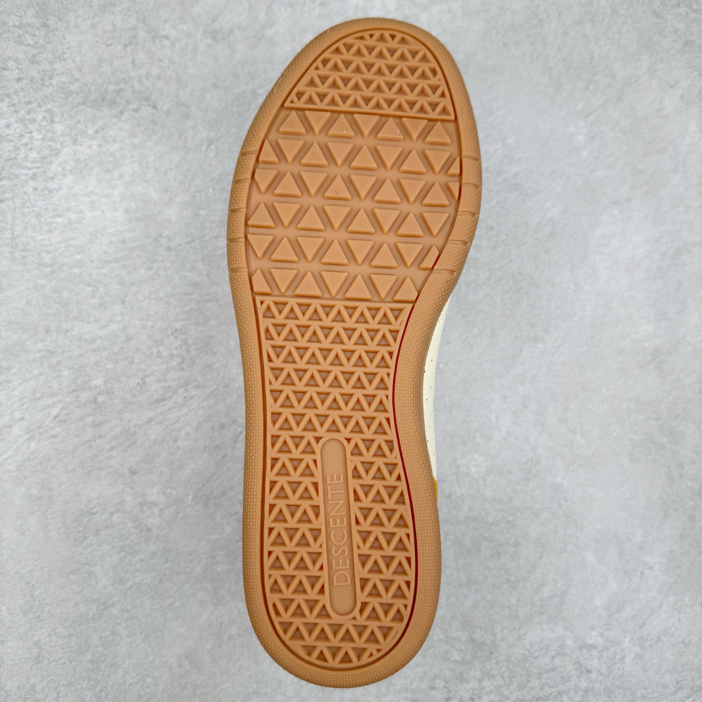 图片[9]-DESCENTE 迪桑特复古拼接舒适百搭耐磨低帮生活休闲鞋 DESCENTE（迪桑特）创立于1935年，品牌名取自法语词汇，意为“滑降”。品牌箭头标识代表滑雪的三种技术“高速直线滑行”、“穿越”和“侧滑”，也寓意品牌在打造高端专业运动产品中不断追求完美的创新精神，致力于成为中国高端专业滑雪、综训、女子、铁人三项、高尔夫的第一品牌。实拍调校N版已经零色差零失真 百分百还原实物色彩所见即所得 不存在货不对板色差等低级问题 选购参考实物拍摄 不混卖不参货 只用心做好货严格选品 承诺混一赔十 尺码：36 36.5 37.5 38 38.5 39 40 40.5 41 42 42.5 43 44 44.5 45-选品中心