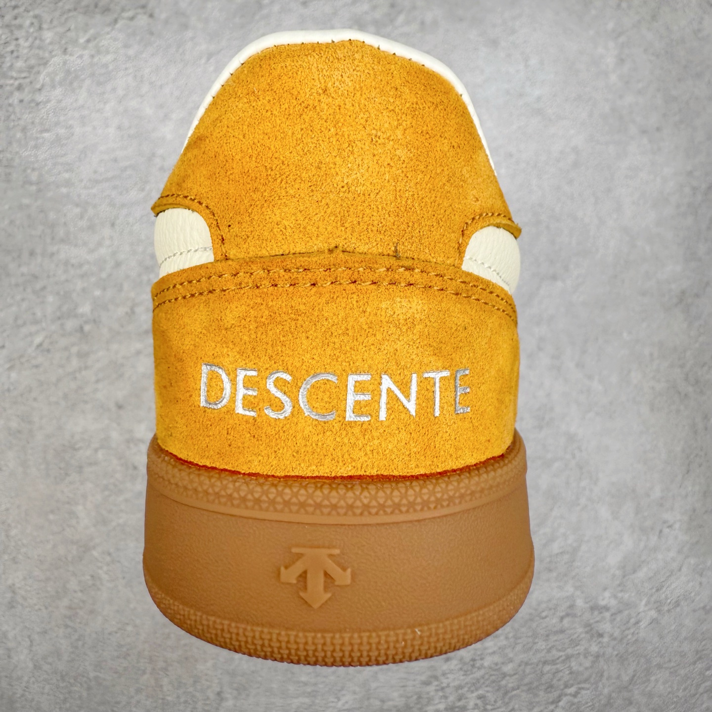 图片[8]-DESCENTE 迪桑特复古拼接舒适百搭耐磨低帮生活休闲鞋 DESCENTE（迪桑特）创立于1935年，品牌名取自法语词汇，意为“滑降”。品牌箭头标识代表滑雪的三种技术“高速直线滑行”、“穿越”和“侧滑”，也寓意品牌在打造高端专业运动产品中不断追求完美的创新精神，致力于成为中国高端专业滑雪、综训、女子、铁人三项、高尔夫的第一品牌。实拍调校N版已经零色差零失真 百分百还原实物色彩所见即所得 不存在货不对板色差等低级问题 选购参考实物拍摄 不混卖不参货 只用心做好货严格选品 承诺混一赔十 尺码：36 36.5 37.5 38 38.5 39 40 40.5 41 42 42.5 43 44 44.5 45-选品中心