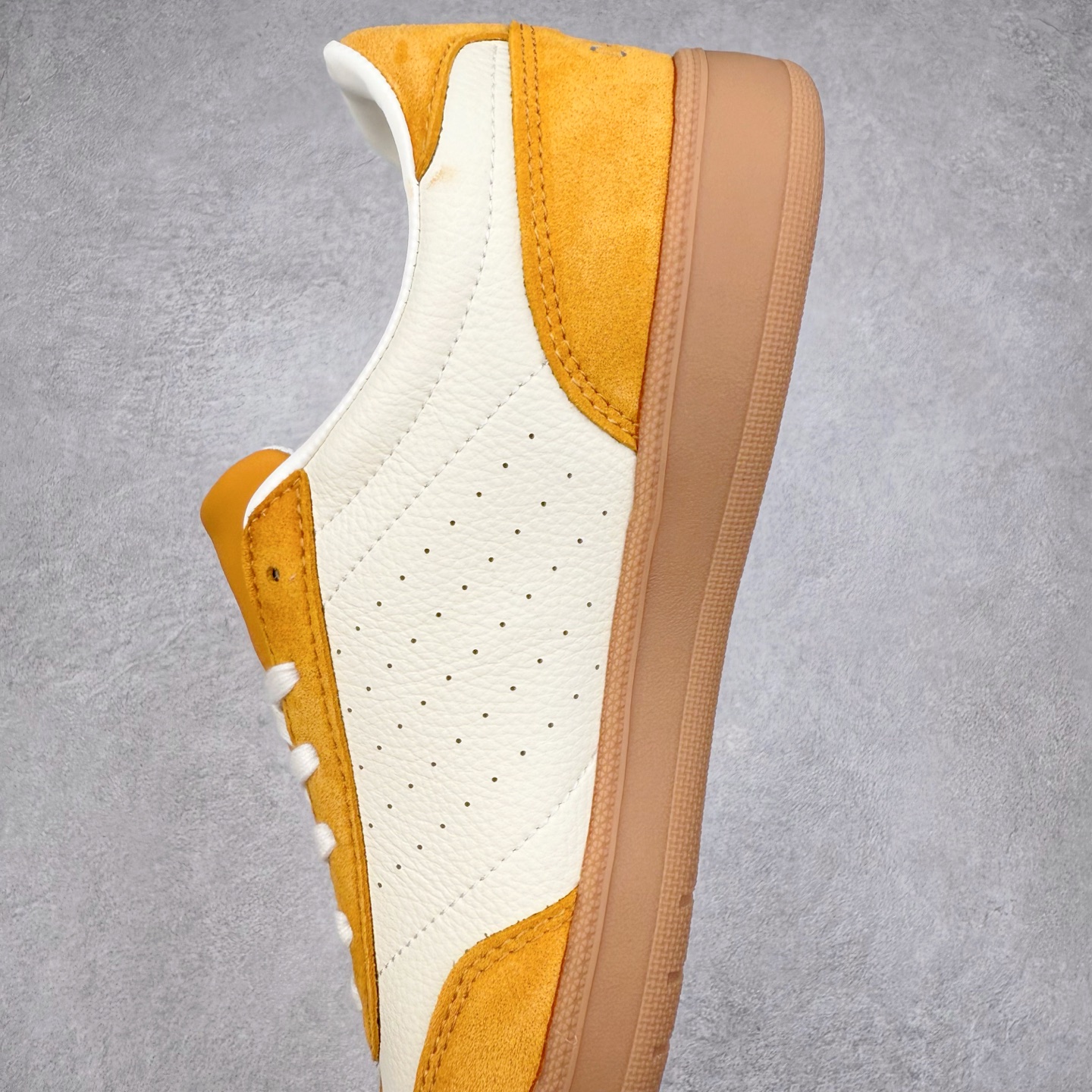 图片[7]-DESCENTE 迪桑特复古拼接舒适百搭耐磨低帮生活休闲鞋 DESCENTE（迪桑特）创立于1935年，品牌名取自法语词汇，意为“滑降”。品牌箭头标识代表滑雪的三种技术“高速直线滑行”、“穿越”和“侧滑”，也寓意品牌在打造高端专业运动产品中不断追求完美的创新精神，致力于成为中国高端专业滑雪、综训、女子、铁人三项、高尔夫的第一品牌。实拍调校N版已经零色差零失真 百分百还原实物色彩所见即所得 不存在货不对板色差等低级问题 选购参考实物拍摄 不混卖不参货 只用心做好货严格选品 承诺混一赔十 尺码：36 36.5 37.5 38 38.5 39 40 40.5 41 42 42.5 43 44 44.5 45-选品中心