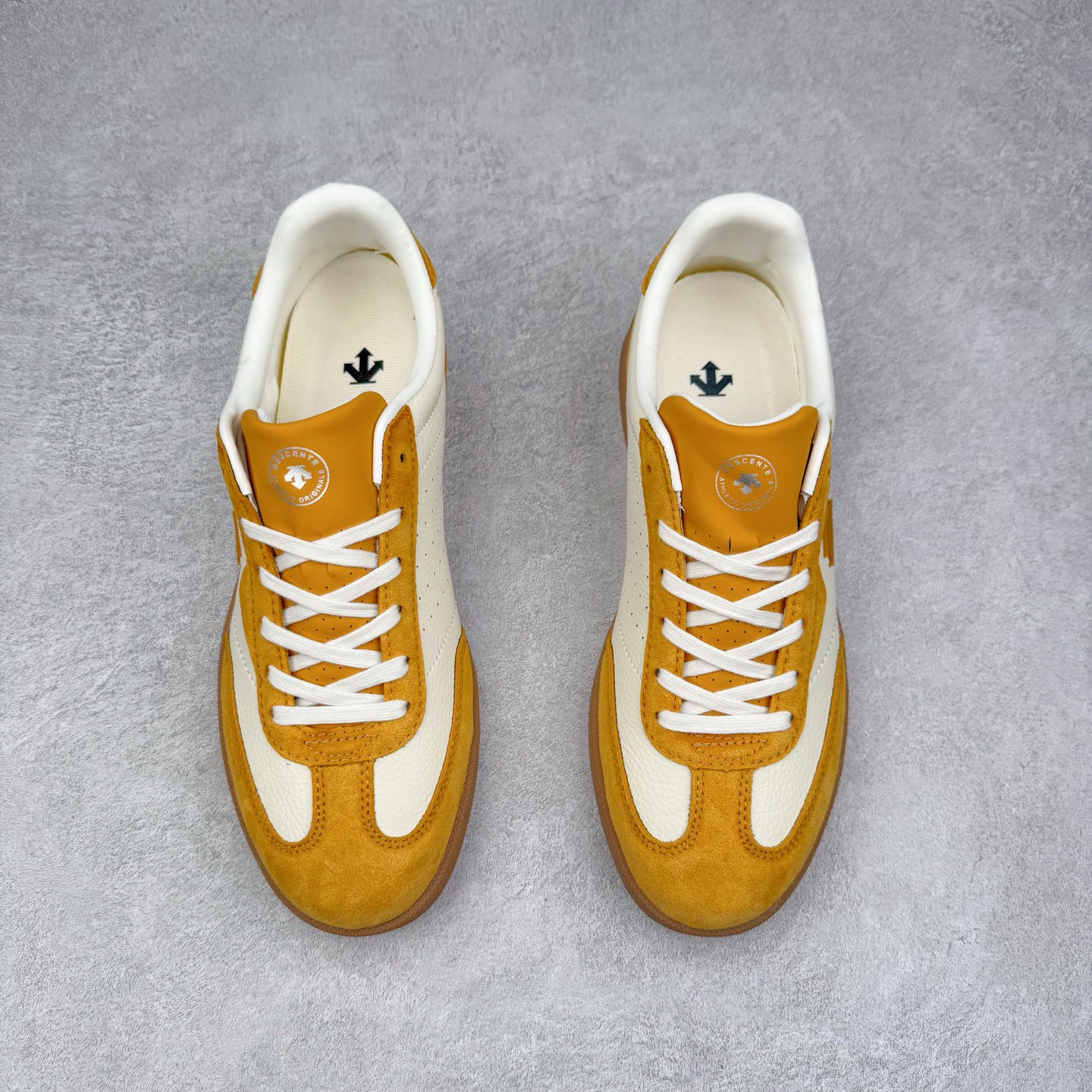 图片[2]-DESCENTE 迪桑特复古拼接舒适百搭耐磨低帮生活休闲鞋 DESCENTE（迪桑特）创立于1935年，品牌名取自法语词汇，意为“滑降”。品牌箭头标识代表滑雪的三种技术“高速直线滑行”、“穿越”和“侧滑”，也寓意品牌在打造高端专业运动产品中不断追求完美的创新精神，致力于成为中国高端专业滑雪、综训、女子、铁人三项、高尔夫的第一品牌。实拍调校N版已经零色差零失真 百分百还原实物色彩所见即所得 不存在货不对板色差等低级问题 选购参考实物拍摄 不混卖不参货 只用心做好货严格选品 承诺混一赔十 尺码：36 36.5 37.5 38 38.5 39 40 40.5 41 42 42.5 43 44 44.5 45-选品中心