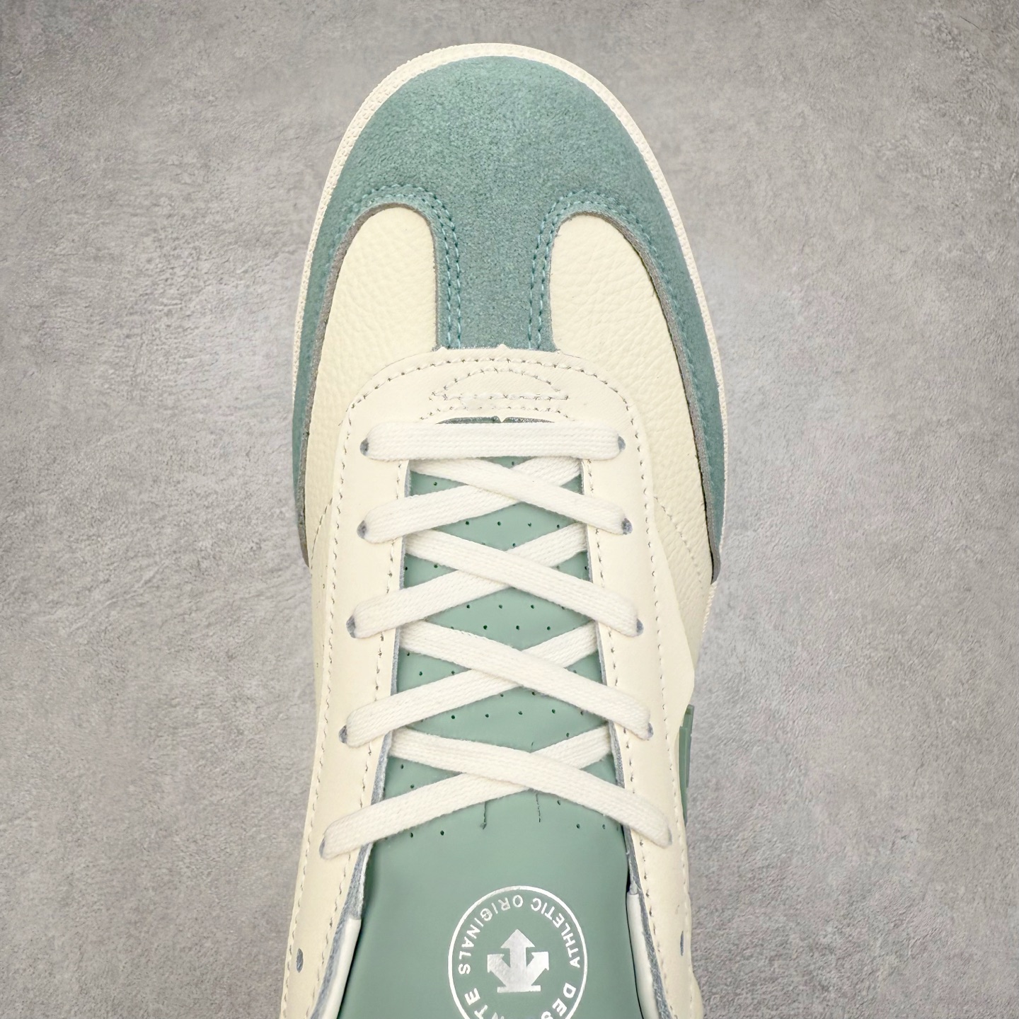 图片[4]-DESCENTE 迪桑特复古拼接舒适百搭耐磨低帮生活休闲鞋 DESCENTE（迪桑特）创立于1935年，品牌名取自法语词汇，意为“滑降”。品牌箭头标识代表滑雪的三种技术“高速直线滑行”、“穿越”和“侧滑”，也寓意品牌在打造高端专业运动产品中不断追求完美的创新精神，致力于成为中国高端专业滑雪、综训、女子、铁人三项、高尔夫的第一品牌。实拍调校N版已经零色差零失真 百分百还原实物色彩所见即所得 不存在货不对板色差等低级问题 选购参考实物拍摄 不混卖不参货 只用心做好货严格选品 承诺混一赔十 尺码：36 36.5 37.5 38 38.5 39 40 40.5 41 42 42.5 43 44 44.5 45-选品中心