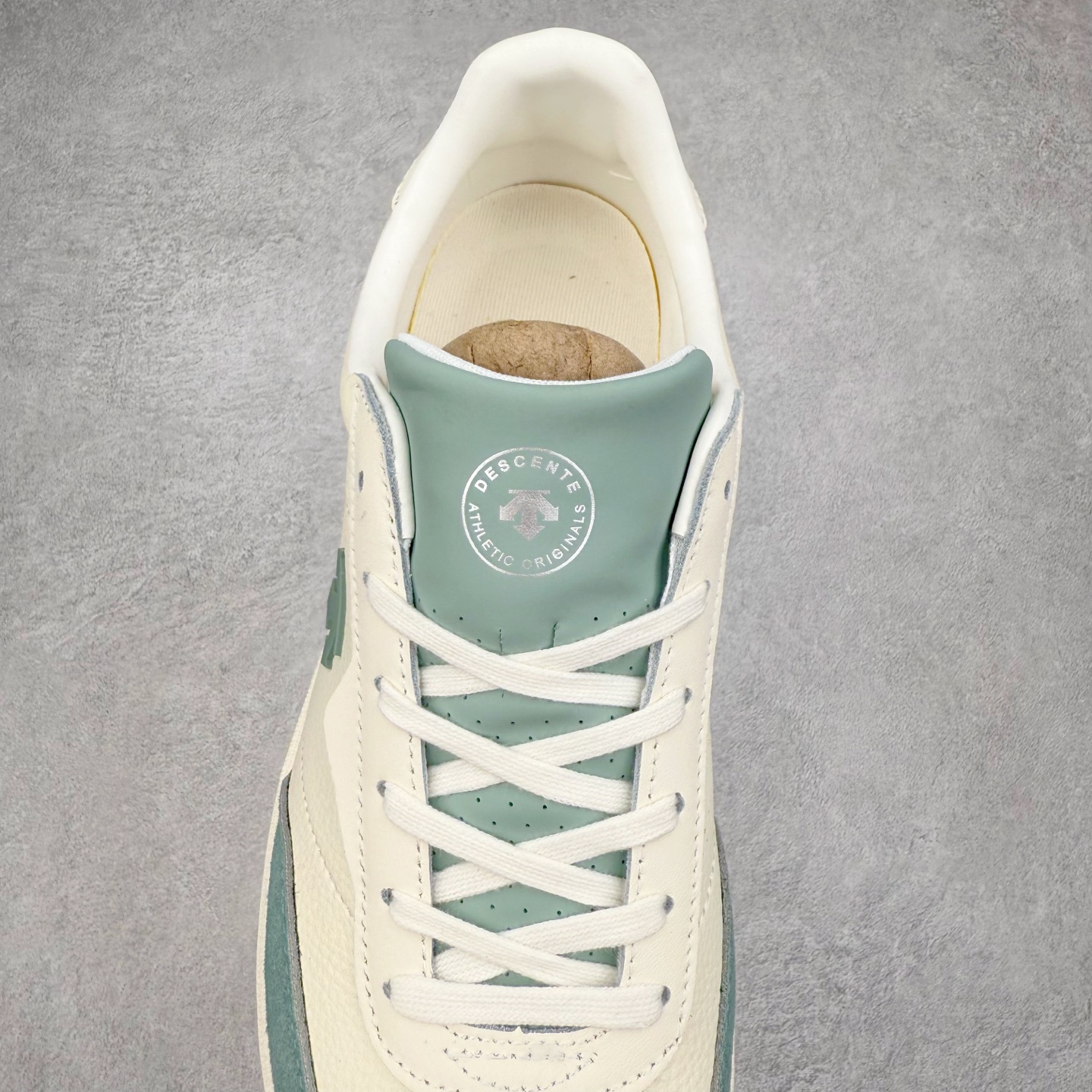 图片[5]-DESCENTE 迪桑特复古拼接舒适百搭耐磨低帮生活休闲鞋 DESCENTE（迪桑特）创立于1935年，品牌名取自法语词汇，意为“滑降”。品牌箭头标识代表滑雪的三种技术“高速直线滑行”、“穿越”和“侧滑”，也寓意品牌在打造高端专业运动产品中不断追求完美的创新精神，致力于成为中国高端专业滑雪、综训、女子、铁人三项、高尔夫的第一品牌。实拍调校N版已经零色差零失真 百分百还原实物色彩所见即所得 不存在货不对板色差等低级问题 选购参考实物拍摄 不混卖不参货 只用心做好货严格选品 承诺混一赔十 尺码：36 36.5 37.5 38 38.5 39 40 40.5 41 42 42.5 43 44 44.5 45-选品中心