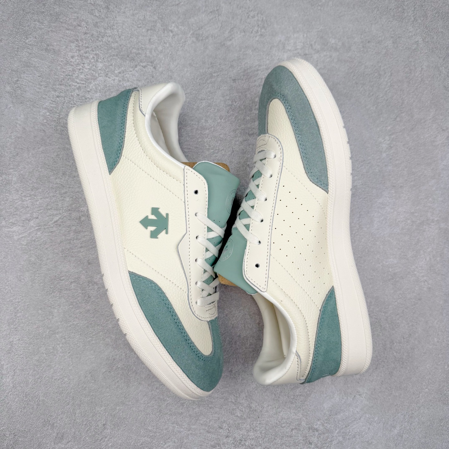 图片[3]-DESCENTE 迪桑特复古拼接舒适百搭耐磨低帮生活休闲鞋 DESCENTE（迪桑特）创立于1935年，品牌名取自法语词汇，意为“滑降”。品牌箭头标识代表滑雪的三种技术“高速直线滑行”、“穿越”和“侧滑”，也寓意品牌在打造高端专业运动产品中不断追求完美的创新精神，致力于成为中国高端专业滑雪、综训、女子、铁人三项、高尔夫的第一品牌。实拍调校N版已经零色差零失真 百分百还原实物色彩所见即所得 不存在货不对板色差等低级问题 选购参考实物拍摄 不混卖不参货 只用心做好货严格选品 承诺混一赔十 尺码：36 36.5 37.5 38 38.5 39 40 40.5 41 42 42.5 43 44 44.5 45-选品中心