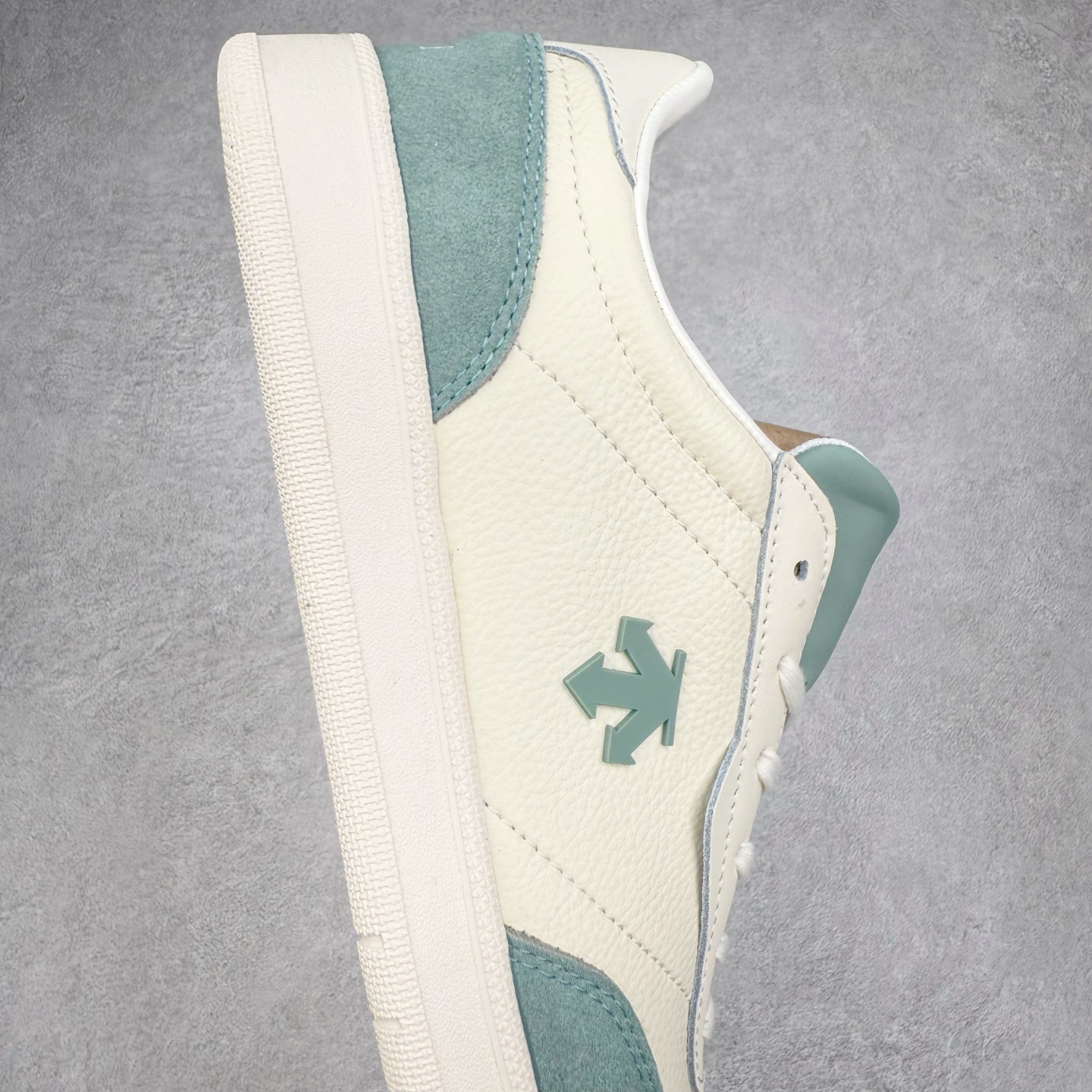 图片[6]-DESCENTE 迪桑特复古拼接舒适百搭耐磨低帮生活休闲鞋 DESCENTE（迪桑特）创立于1935年，品牌名取自法语词汇，意为“滑降”。品牌箭头标识代表滑雪的三种技术“高速直线滑行”、“穿越”和“侧滑”，也寓意品牌在打造高端专业运动产品中不断追求完美的创新精神，致力于成为中国高端专业滑雪、综训、女子、铁人三项、高尔夫的第一品牌。实拍调校N版已经零色差零失真 百分百还原实物色彩所见即所得 不存在货不对板色差等低级问题 选购参考实物拍摄 不混卖不参货 只用心做好货严格选品 承诺混一赔十 尺码：36 36.5 37.5 38 38.5 39 40 40.5 41 42 42.5 43 44 44.5 45-选品中心