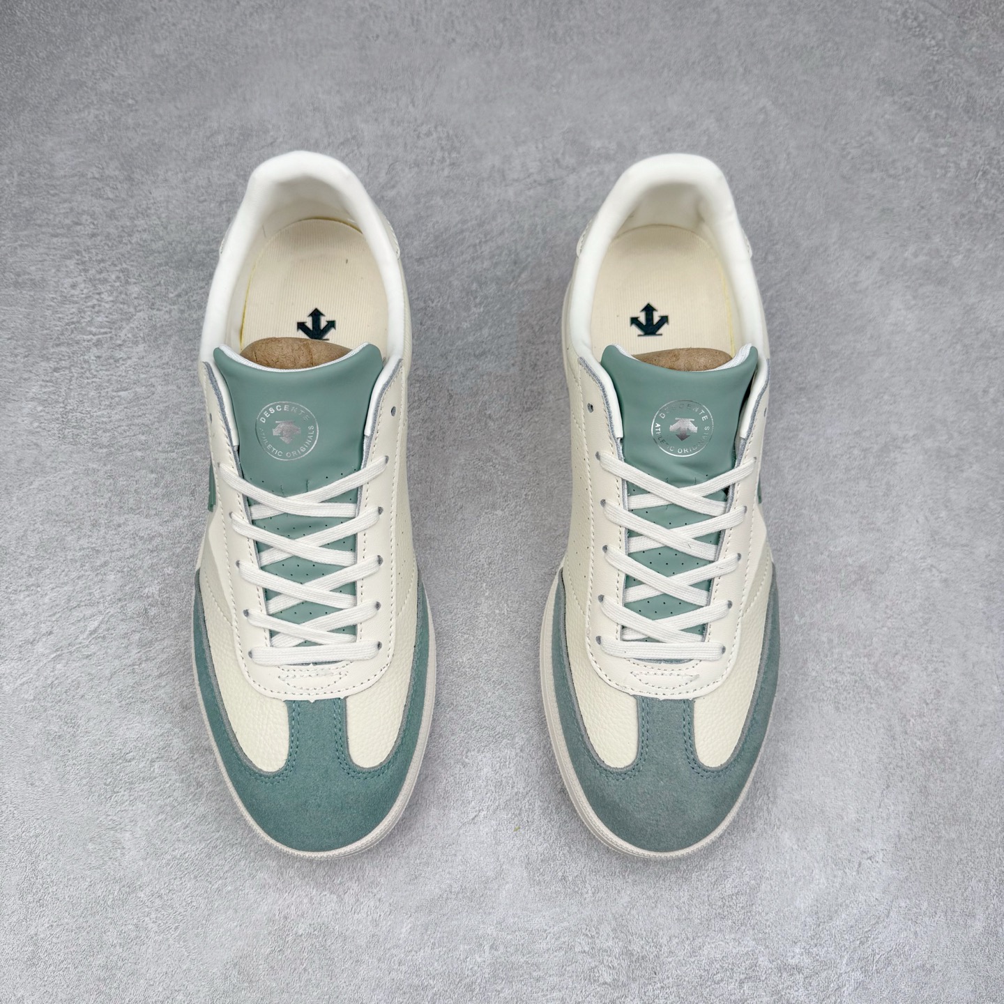 图片[2]-DESCENTE 迪桑特复古拼接舒适百搭耐磨低帮生活休闲鞋 DESCENTE（迪桑特）创立于1935年，品牌名取自法语词汇，意为“滑降”。品牌箭头标识代表滑雪的三种技术“高速直线滑行”、“穿越”和“侧滑”，也寓意品牌在打造高端专业运动产品中不断追求完美的创新精神，致力于成为中国高端专业滑雪、综训、女子、铁人三项、高尔夫的第一品牌。实拍调校N版已经零色差零失真 百分百还原实物色彩所见即所得 不存在货不对板色差等低级问题 选购参考实物拍摄 不混卖不参货 只用心做好货严格选品 承诺混一赔十 尺码：36 36.5 37.5 38 38.5 39 40 40.5 41 42 42.5 43 44 44.5 45-选品中心