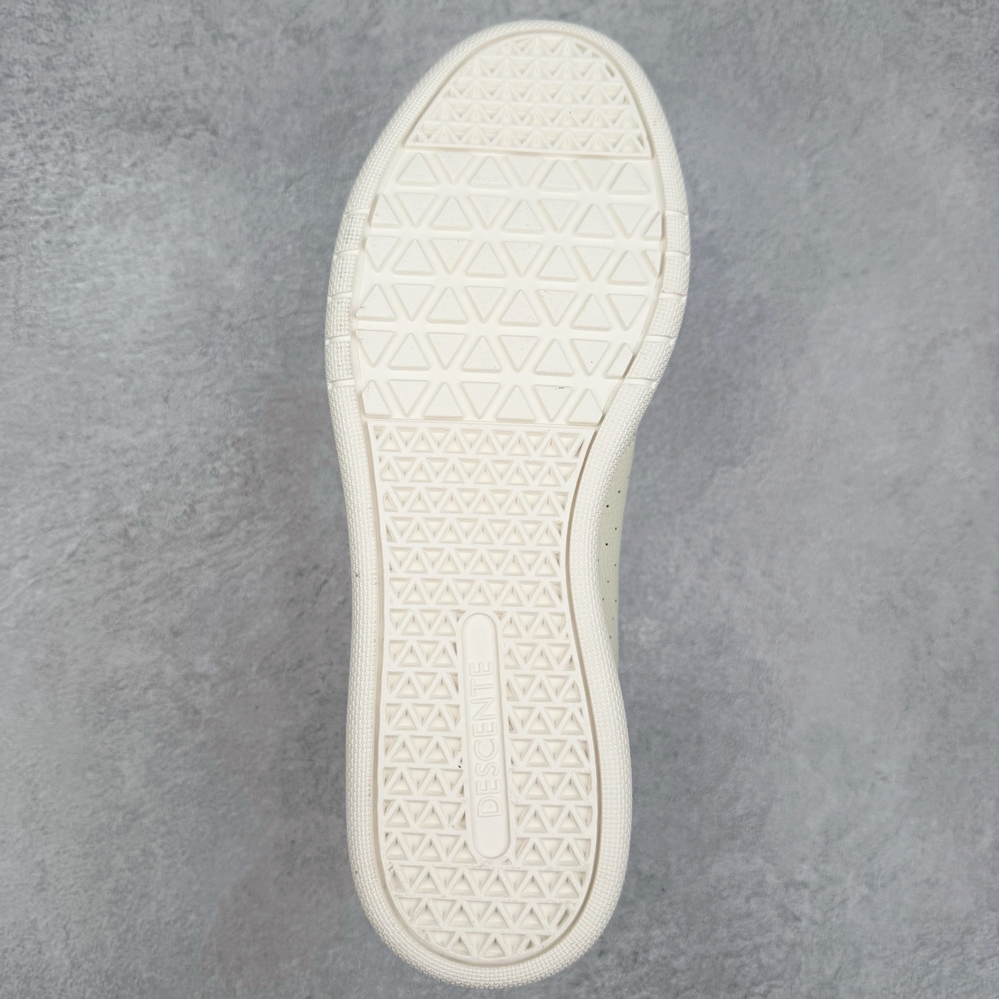 图片[9]-DESCENTE 迪桑特复古拼接舒适百搭耐磨低帮生活休闲鞋 DESCENTE（迪桑特）创立于1935年，品牌名取自法语词汇，意为“滑降”。品牌箭头标识代表滑雪的三种技术“高速直线滑行”、“穿越”和“侧滑”，也寓意品牌在打造高端专业运动产品中不断追求完美的创新精神，致力于成为中国高端专业滑雪、综训、女子、铁人三项、高尔夫的第一品牌。实拍调校N版已经零色差零失真 百分百还原实物色彩所见即所得 不存在货不对板色差等低级问题 选购参考实物拍摄 不混卖不参货 只用心做好货严格选品 承诺混一赔十 尺码：36 36.5 37.5 38 38.5 39 40 40.5 41 42 42.5 43 44 44.5 45-选品中心