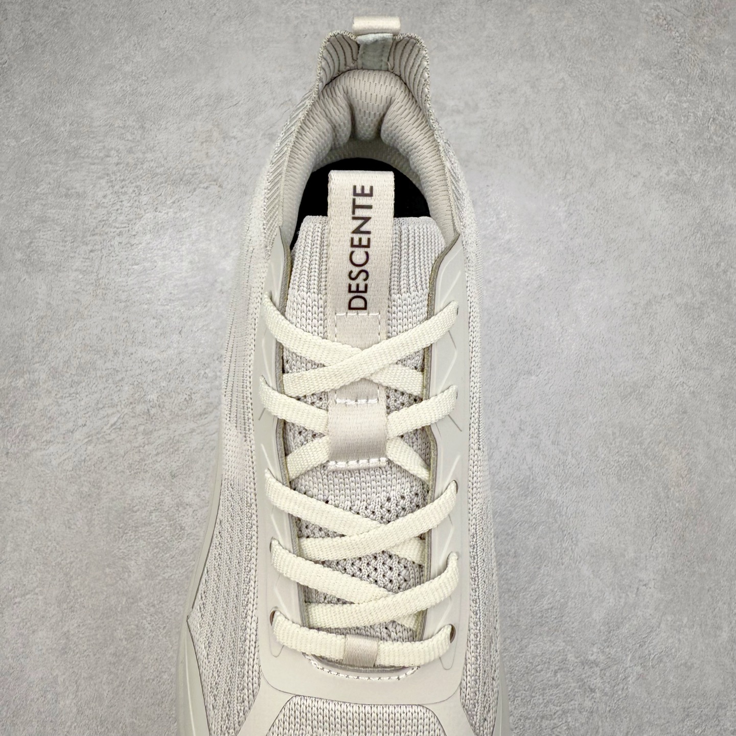 图片[5]-＃HP DESCENTE RUNNING BOA 迪桑特透气防滑耐磨低帮跑步鞋 DESCENTE（迪桑特）创立于1935年，品牌名取自法语词汇，意为“滑降”。品牌箭头标识代表滑雪的三种技术“高速直线滑行”、“穿越”和“侧滑”，也寓意品牌在打造高端专业运动产品中不断追求完美的创新精神，致力于成为中国高端专业滑雪、综训、女子、铁人三项、高尔夫的第一品牌。尺码：39 40 40.5 41 42 42.5 43 44 44.5 45-选品中心