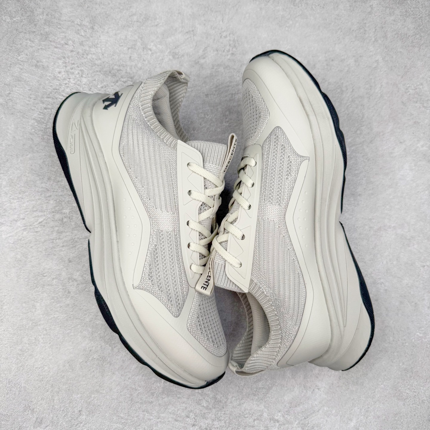 图片[3]-＃HP DESCENTE RUNNING BOA 迪桑特透气防滑耐磨低帮跑步鞋 DESCENTE（迪桑特）创立于1935年，品牌名取自法语词汇，意为“滑降”。品牌箭头标识代表滑雪的三种技术“高速直线滑行”、“穿越”和“侧滑”，也寓意品牌在打造高端专业运动产品中不断追求完美的创新精神，致力于成为中国高端专业滑雪、综训、女子、铁人三项、高尔夫的第一品牌。尺码：39 40 40.5 41 42 42.5 43 44 44.5 45-选品中心