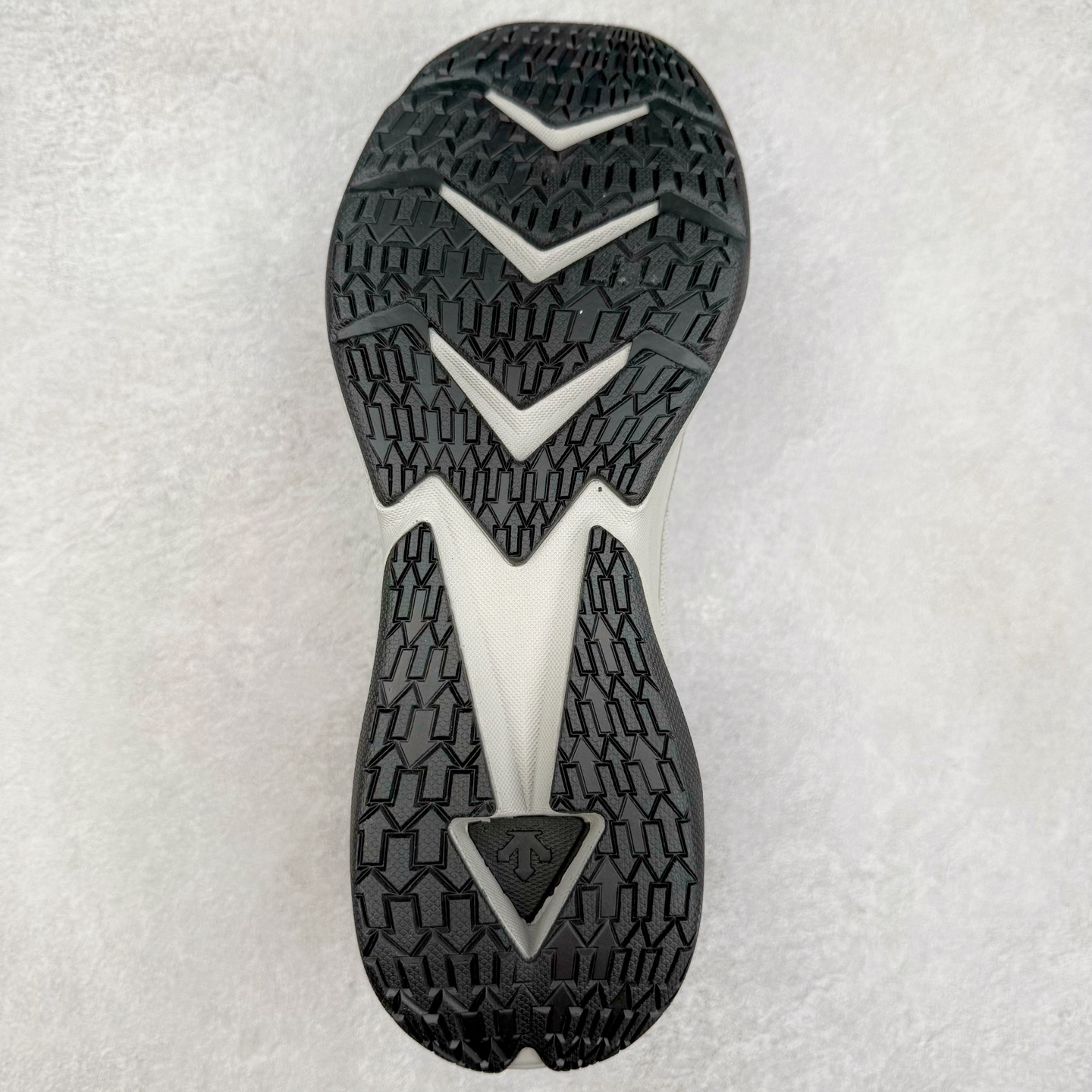 图片[9]-＃HP DESCENTE RUNNING BOA 迪桑特透气防滑耐磨低帮跑步鞋 DESCENTE（迪桑特）创立于1935年，品牌名取自法语词汇，意为“滑降”。品牌箭头标识代表滑雪的三种技术“高速直线滑行”、“穿越”和“侧滑”，也寓意品牌在打造高端专业运动产品中不断追求完美的创新精神，致力于成为中国高端专业滑雪、综训、女子、铁人三项、高尔夫的第一品牌。尺码：39 40 40.5 41 42 42.5 43 44 44.5 45-选品中心