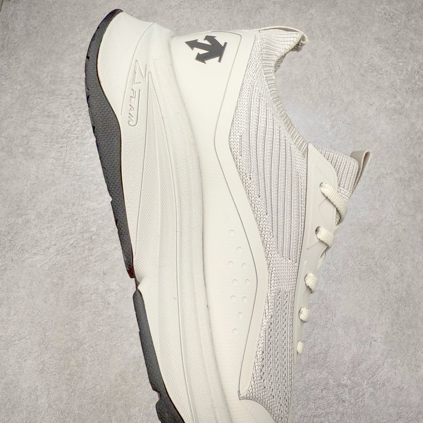 图片[6]-＃HP DESCENTE RUNNING BOA 迪桑特透气防滑耐磨低帮跑步鞋 DESCENTE（迪桑特）创立于1935年，品牌名取自法语词汇，意为“滑降”。品牌箭头标识代表滑雪的三种技术“高速直线滑行”、“穿越”和“侧滑”，也寓意品牌在打造高端专业运动产品中不断追求完美的创新精神，致力于成为中国高端专业滑雪、综训、女子、铁人三项、高尔夫的第一品牌。尺码：39 40 40.5 41 42 42.5 43 44 44.5 45-选品中心